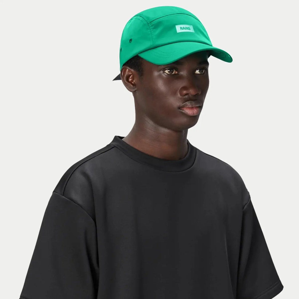 5 Panel Cap Element vert émeraude portée, visière basse et étiquette claire sur le front