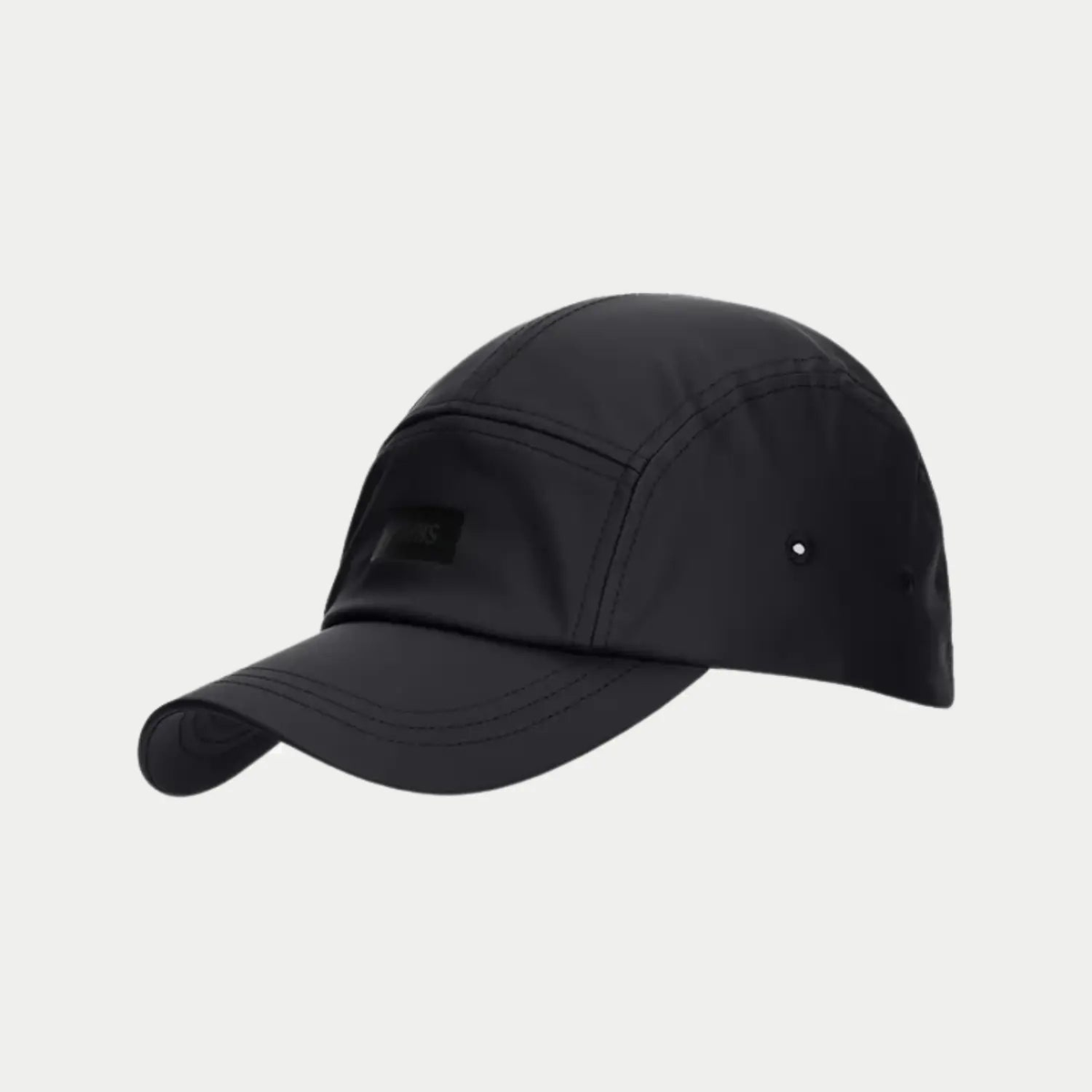 5 Panel Cap noire de trois quarts, matière mate et œillets métalliques sur le panneau arrière