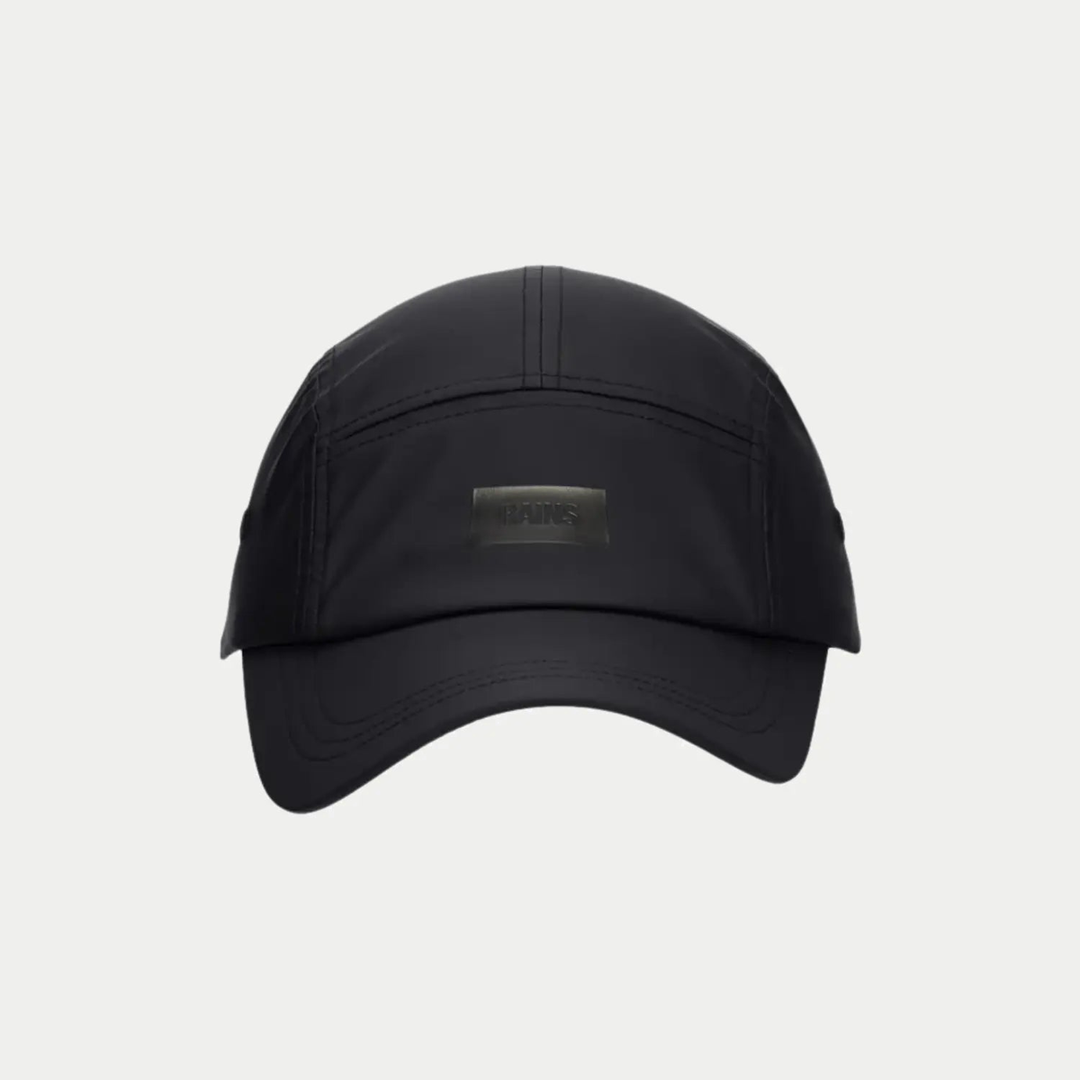 5 Panel Cap noire de face, logo RAINS embossé ton sur ton et visière doublement piquée