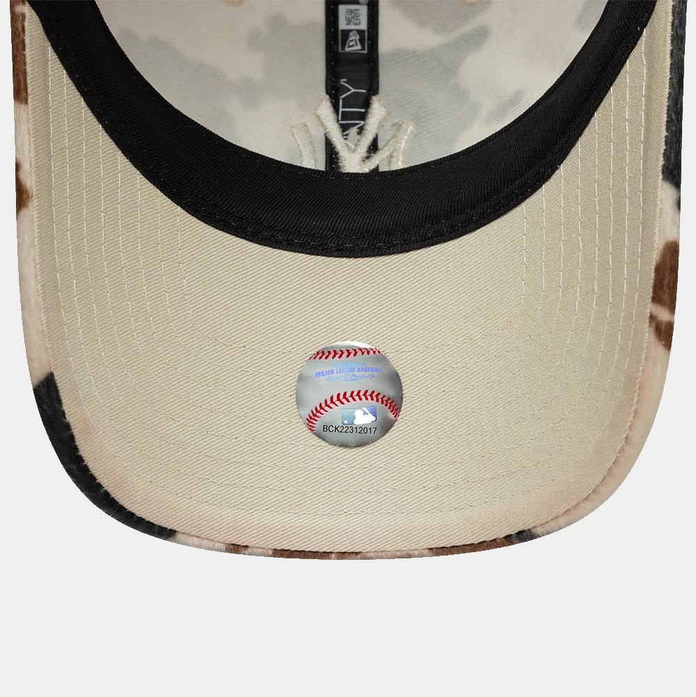 Casquette 9Twenty New York Yankees Animal Print beige New Era - dessous de la visière, sous-visière beige et étiquette MLB