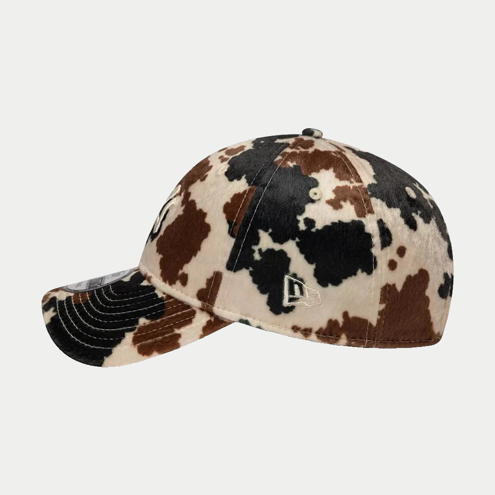 Casquette 9Twenty New York Yankees Animal Print beige New Era - profil gauche, visière courbée et fausse fourrure poney
