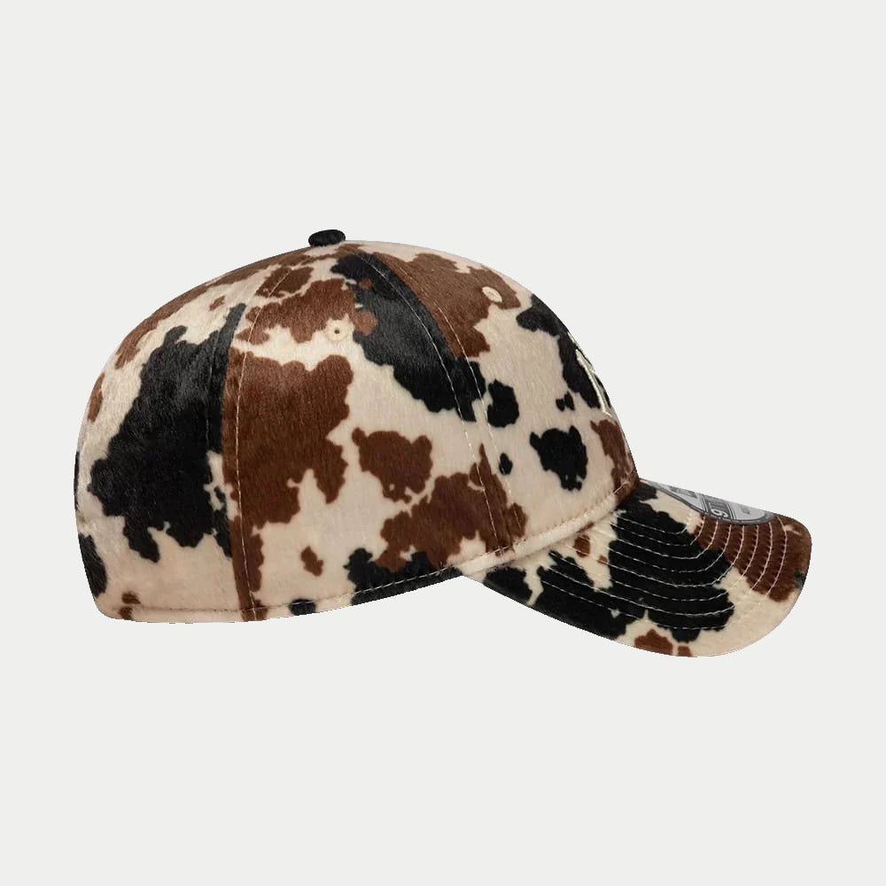 Casquette 9Twenty New York Yankees Animal Print beige New Era - profil droit, couronne souple et plaques d'imprimé animal
