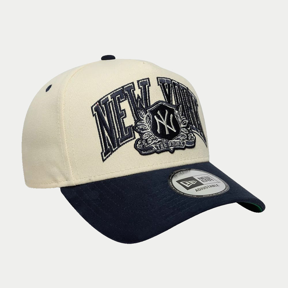 Casquette 9Forty E-Frame New York Yankees suédine crème et bleu marine New Era - trois-quarts avant droit, visière courbée en suédine