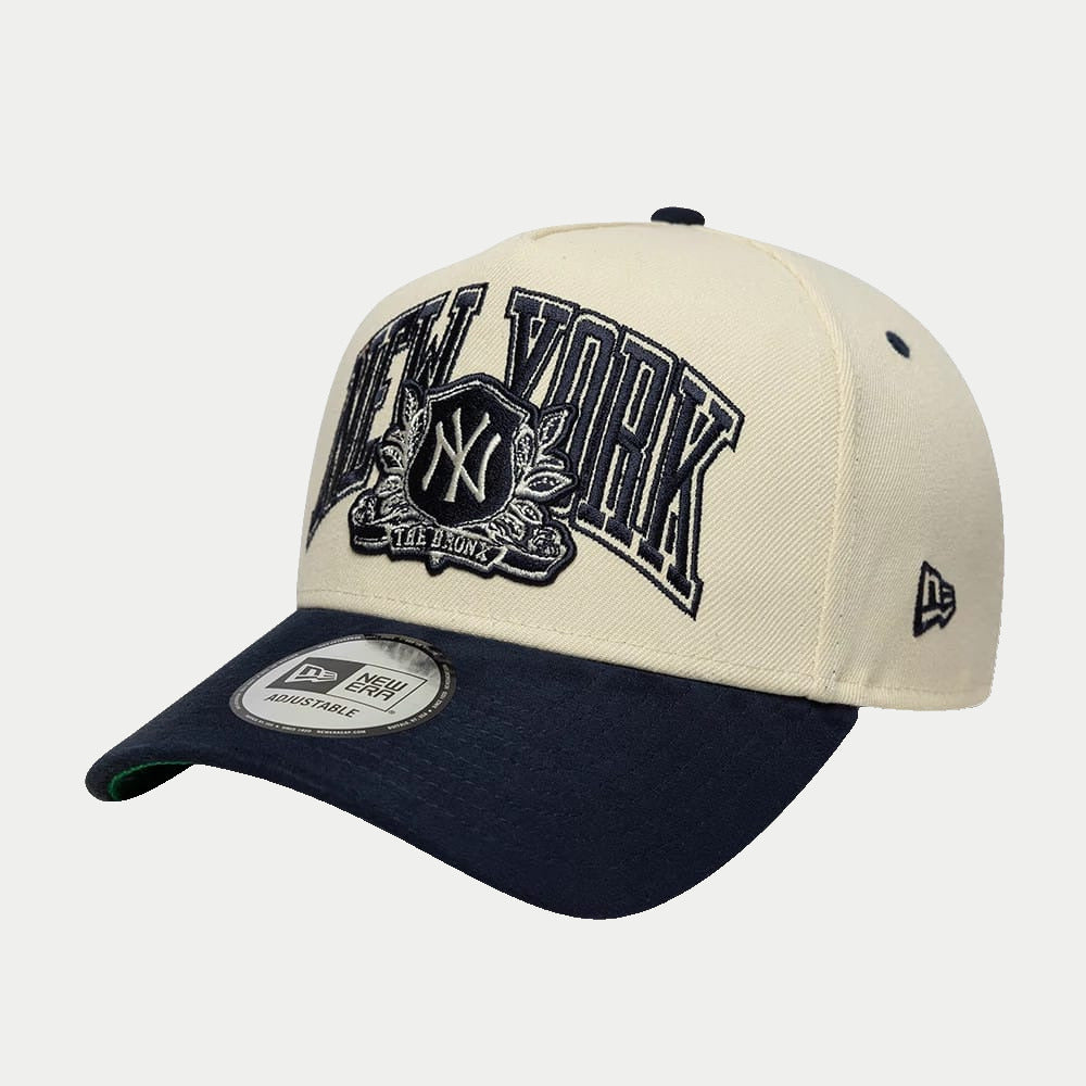 Casquette 9Forty E-Frame New York Yankees suédine crème et bleu marine New Era - trois-quarts avant, arche NEW YORK brodée