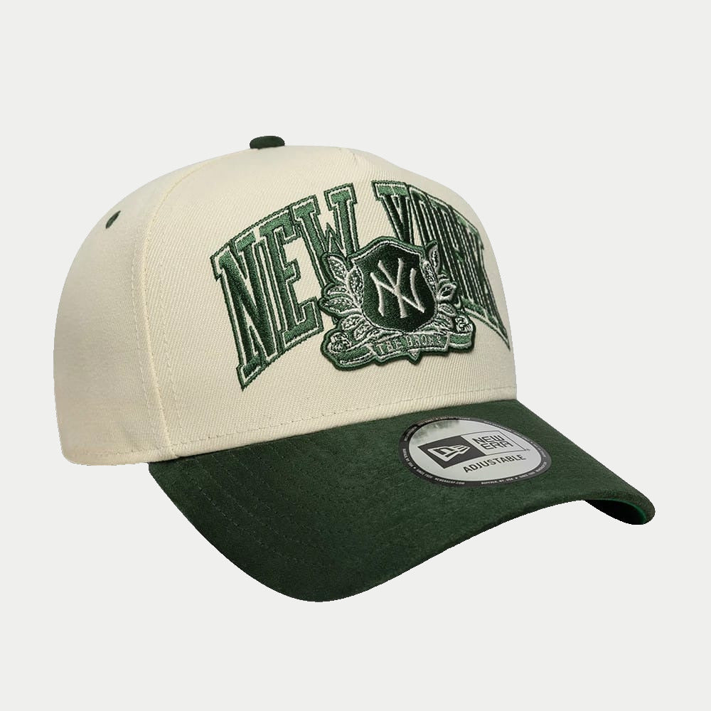 Casquette 9Forty E-Frame New York Yankees suédine crème et vert New Era - trois-quarts avant droit, visière vert sapin en suédine