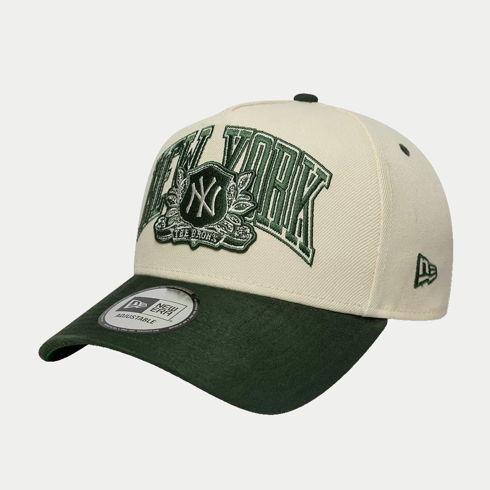 Casquette 9Forty E-Frame New York Yankees suédine crème et vert New Era - trois-quarts avant, arche NEW YORK brodée vert