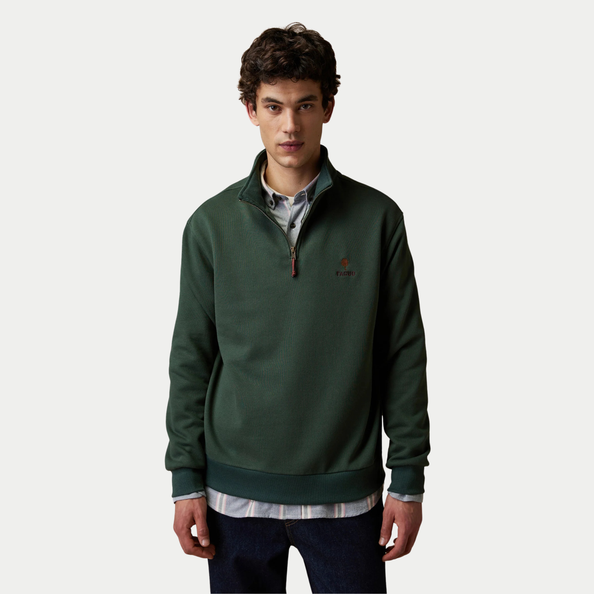 Sweat Amboise vert forêt Faguo porté de face sur une chemise, col montant ouvert