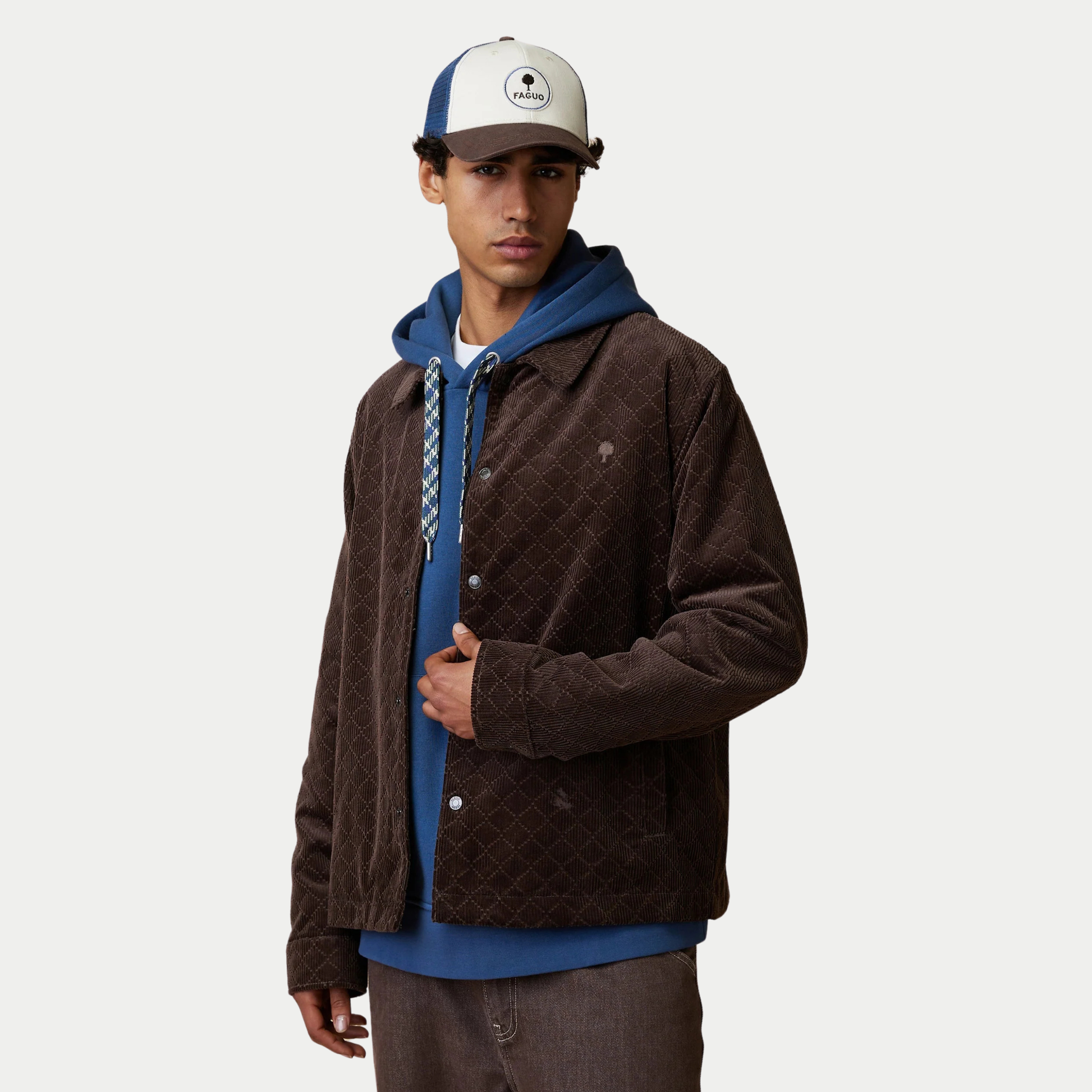 Veste Sologne chocolat Faguo portée ouverte sur un sweat à capuche bleu, vue trois quarts, coupe ample
