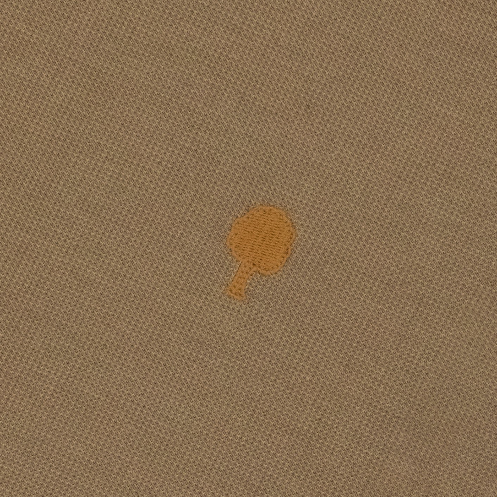 Détail de la maille piquée camel et de l'arbre brodé orange du t-shirt Bailly Faguo
