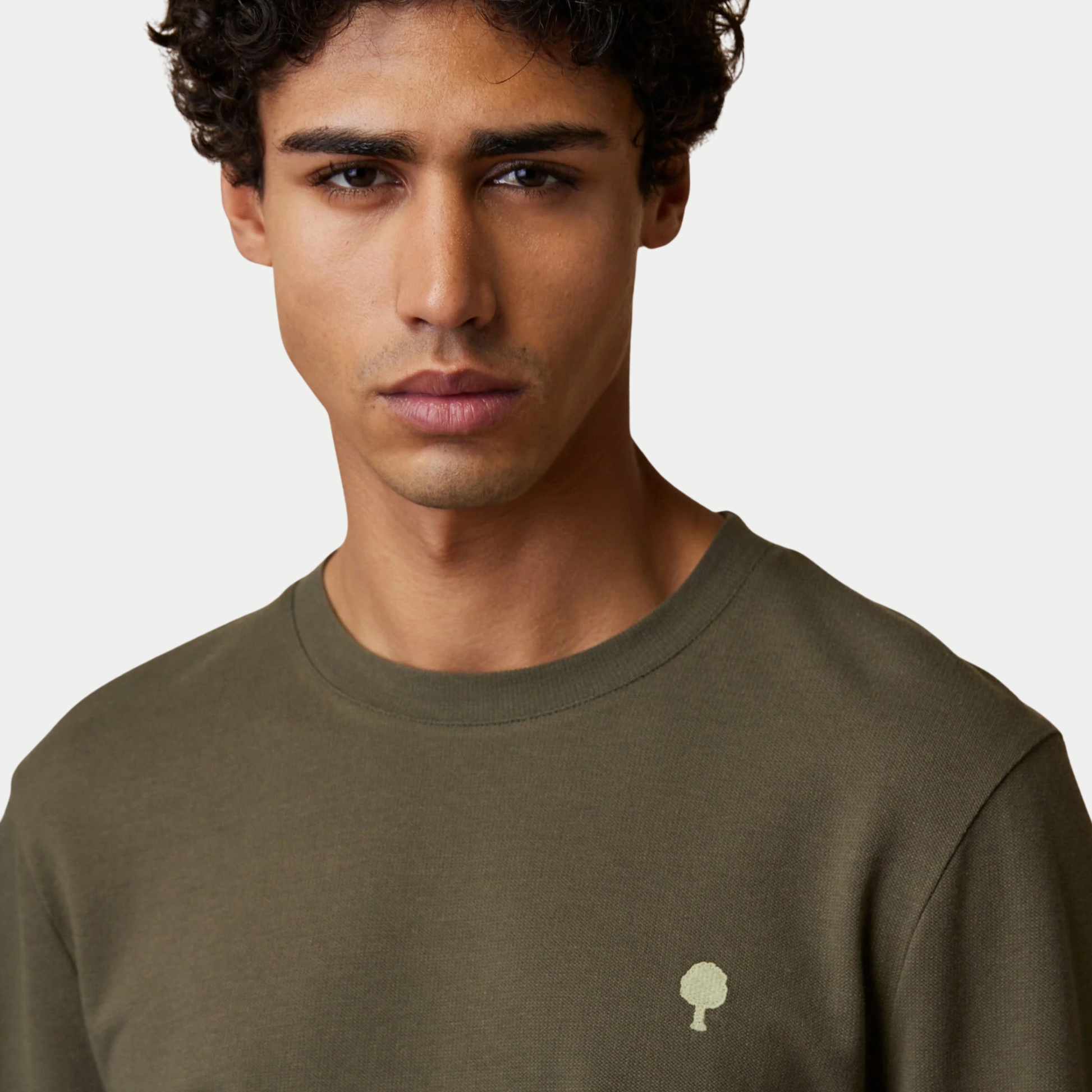 Buste porté du t-shirt Bailly kaki Faguo, encolure côtelée et arbre brodé vert clair