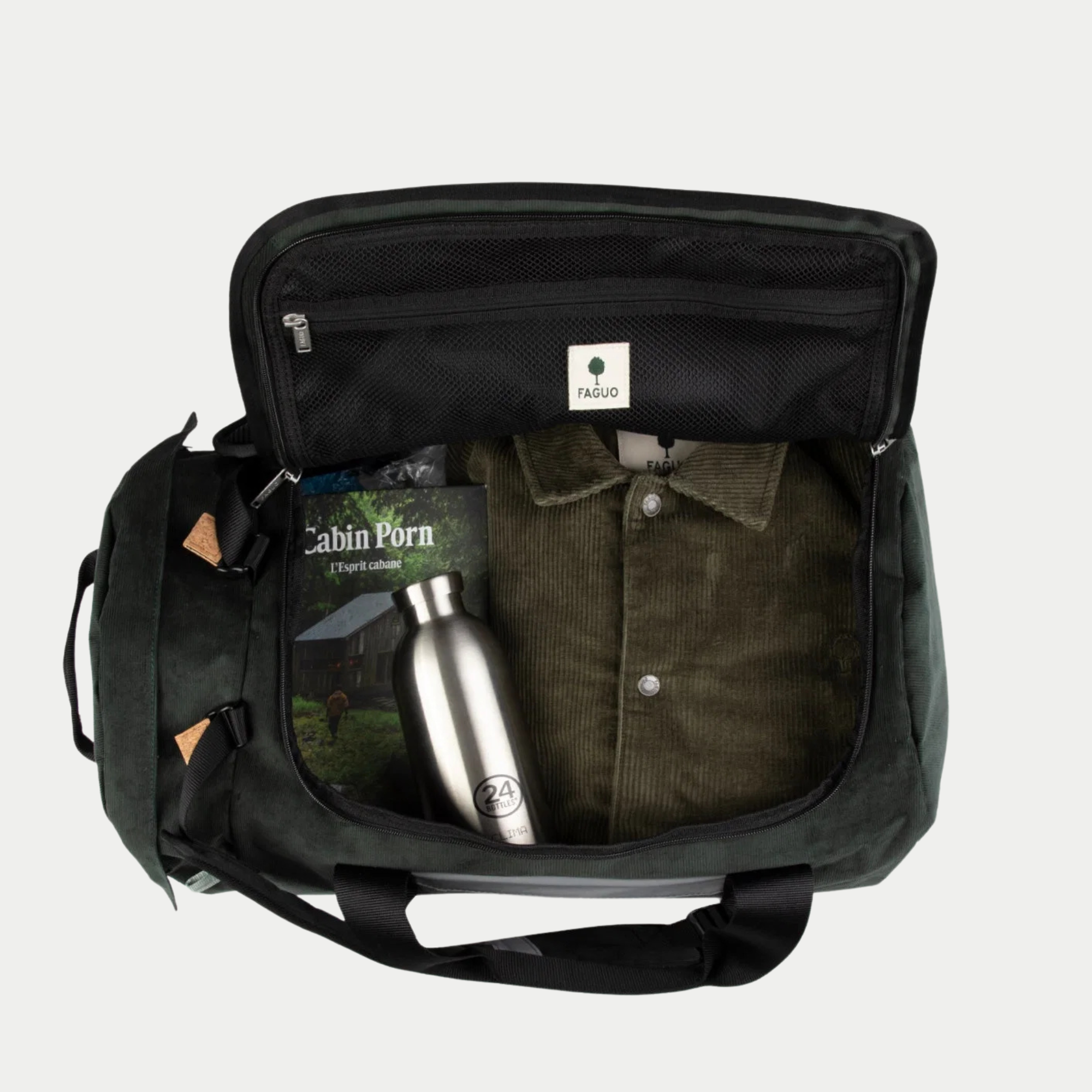 Big Duffle Faguo vert foncé ouvert : poche filet zippée du rabat, gourde, livre et chemise rangés à l’intérieur