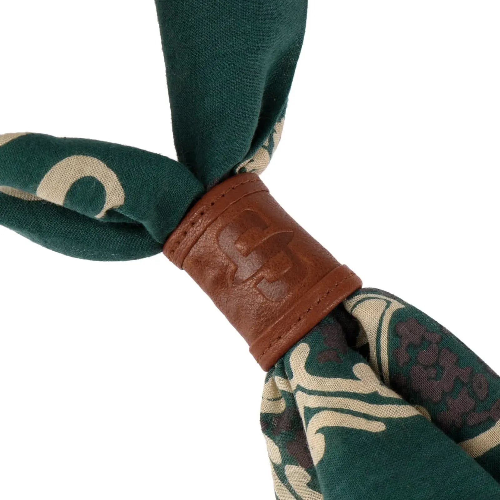 Passant en cuir Stetson porté sur un foulard noué