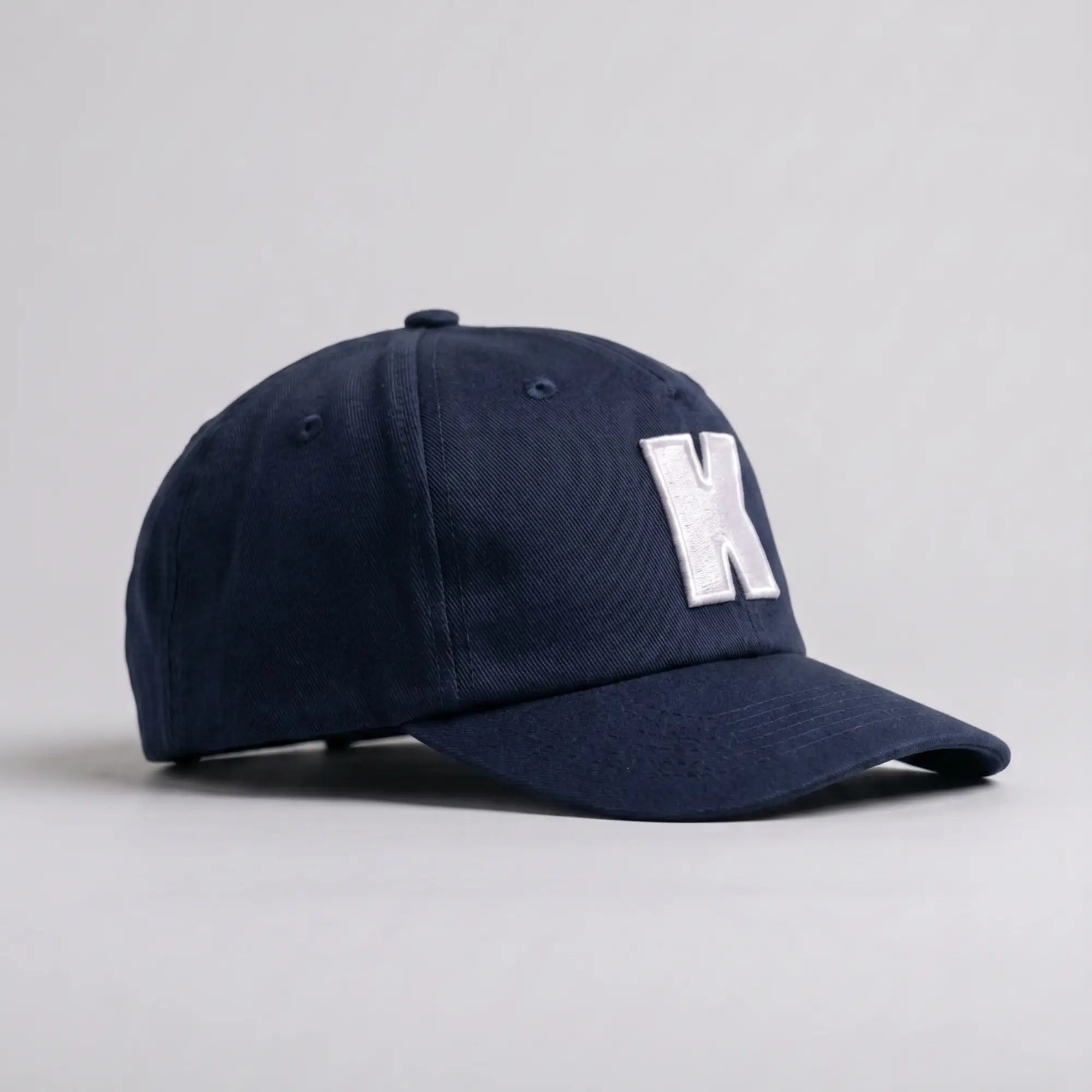 Casquette Klubb marine de trois-quarts, sergé mat, coutures de panneaux apparentes et perforations d'aération sur les côtés