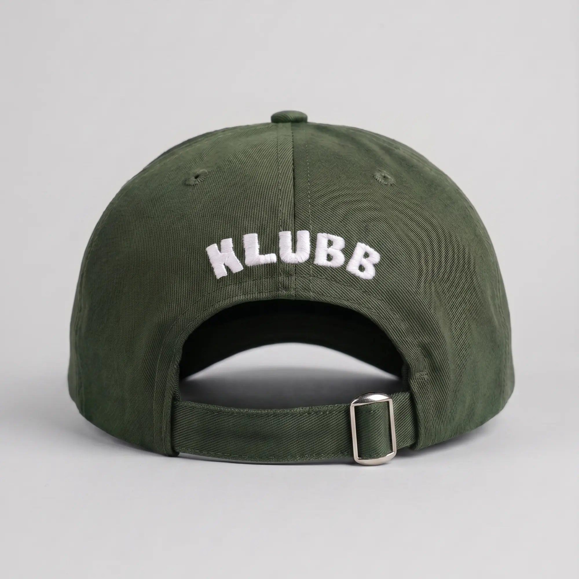 Casquette Klubb vert olive de dos, inscription KLUBB blanche cintrée au-dessus de l'attache métal argentée