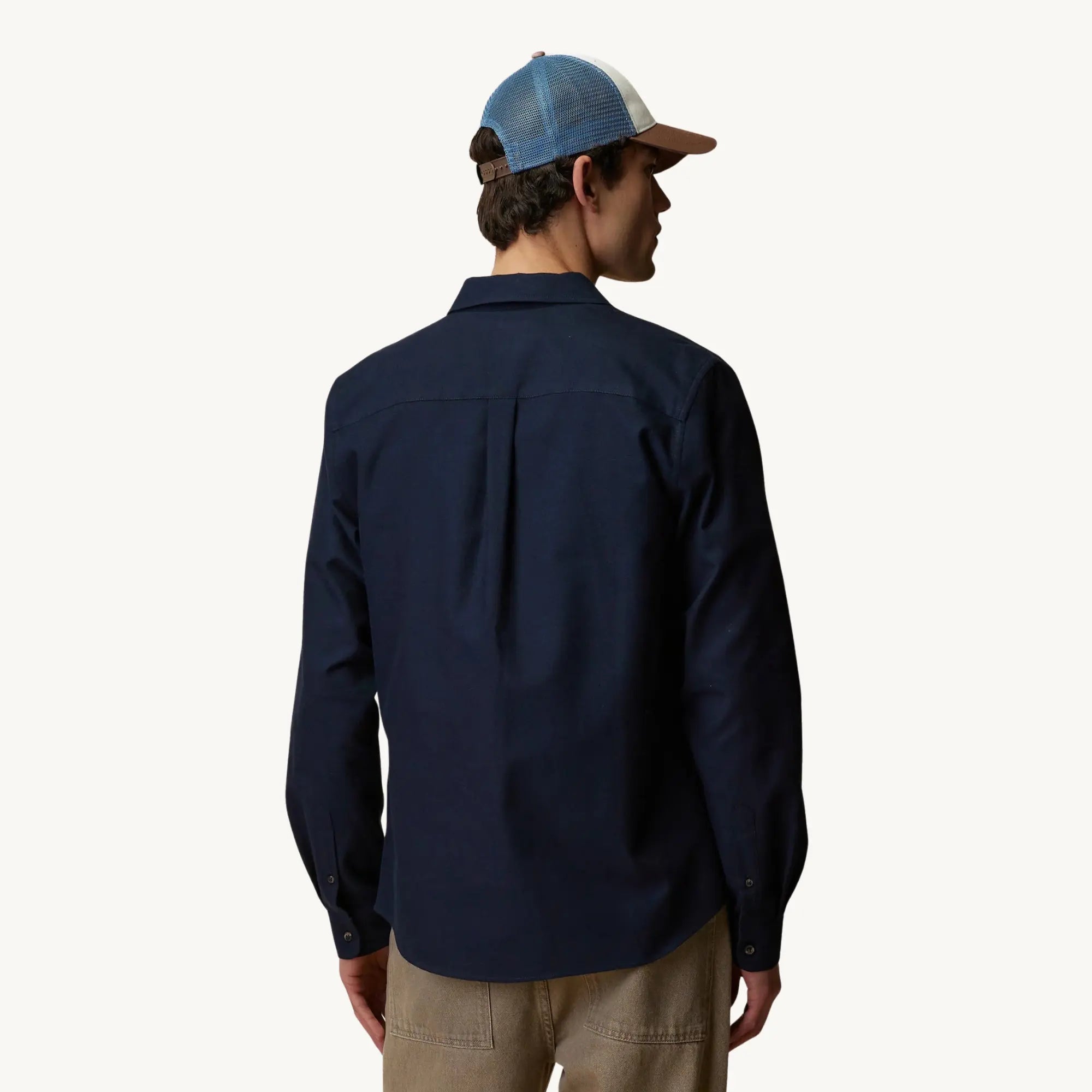 Dos de la chemise Ivoy bleu marine Faguo : empiècement d'épaule et pli plat central, poignets boutonnés