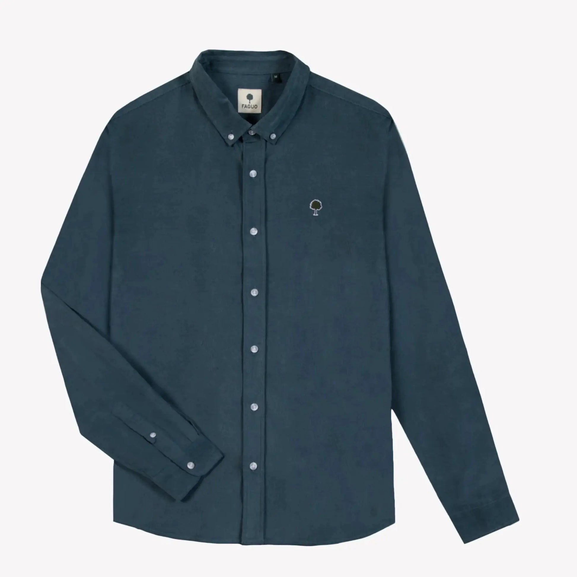 Chemise Ivoy Velours Bleu Faguo à plat de face, col boutonné et logo arbre en feutre sur la poitrine