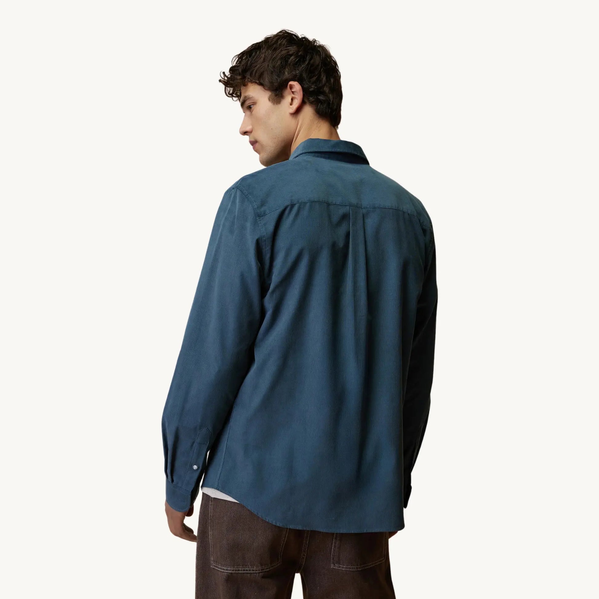 Chemise Ivoy Velours Bleu Faguo vue de dos portée, empiècement épaule et pli plat central
