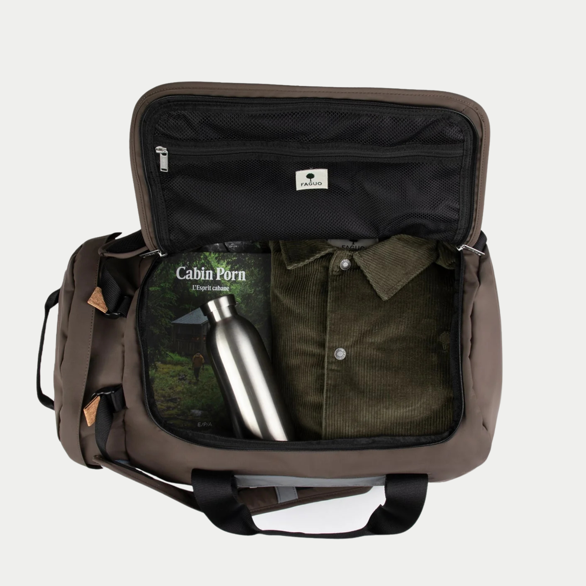 Big Duffle chocolat ouvert : large ouverture en portefeuille et poche filet zippée dans le rabat