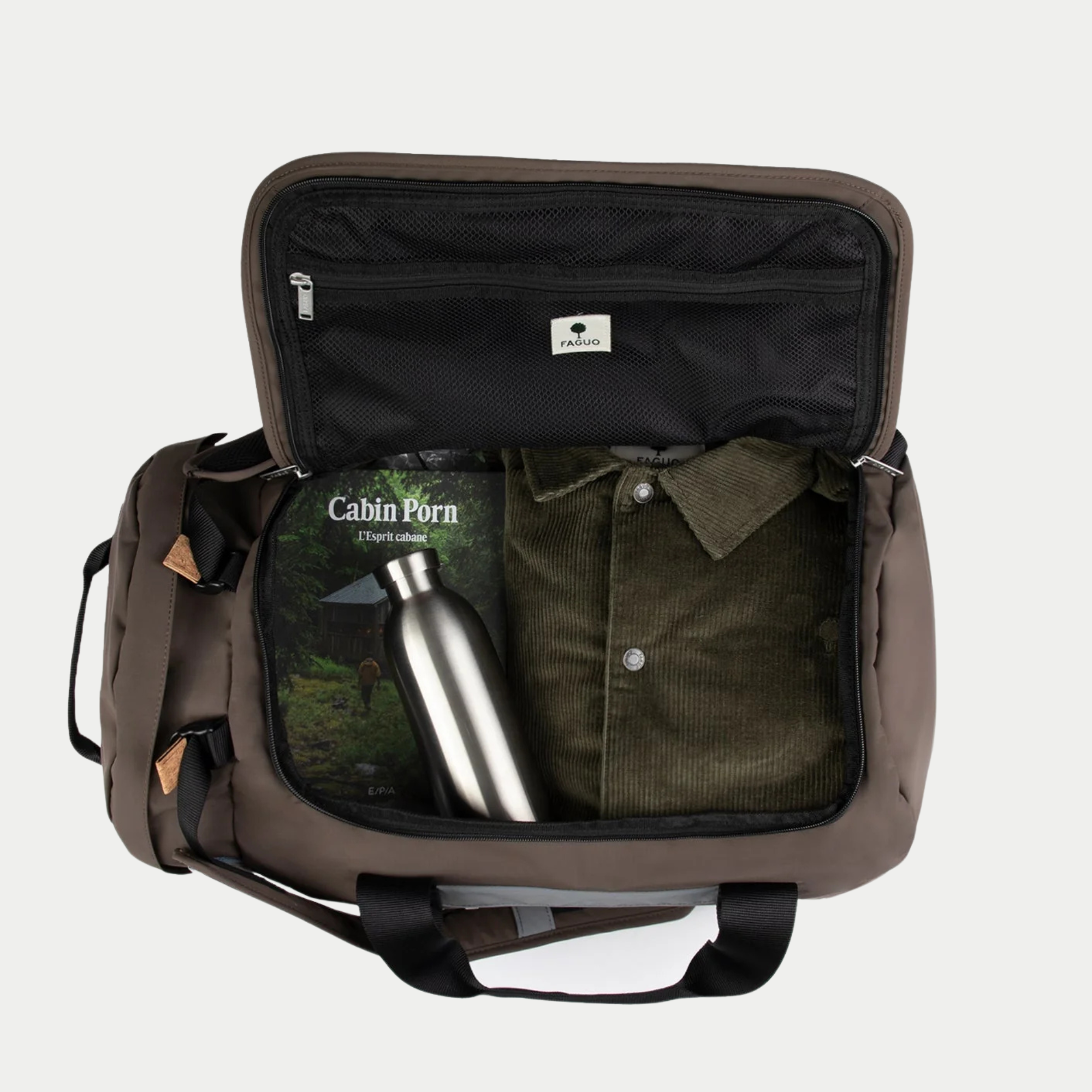 Big Duffle chocolat ouvert : large ouverture en portefeuille et poche filet zippée dans le rabat