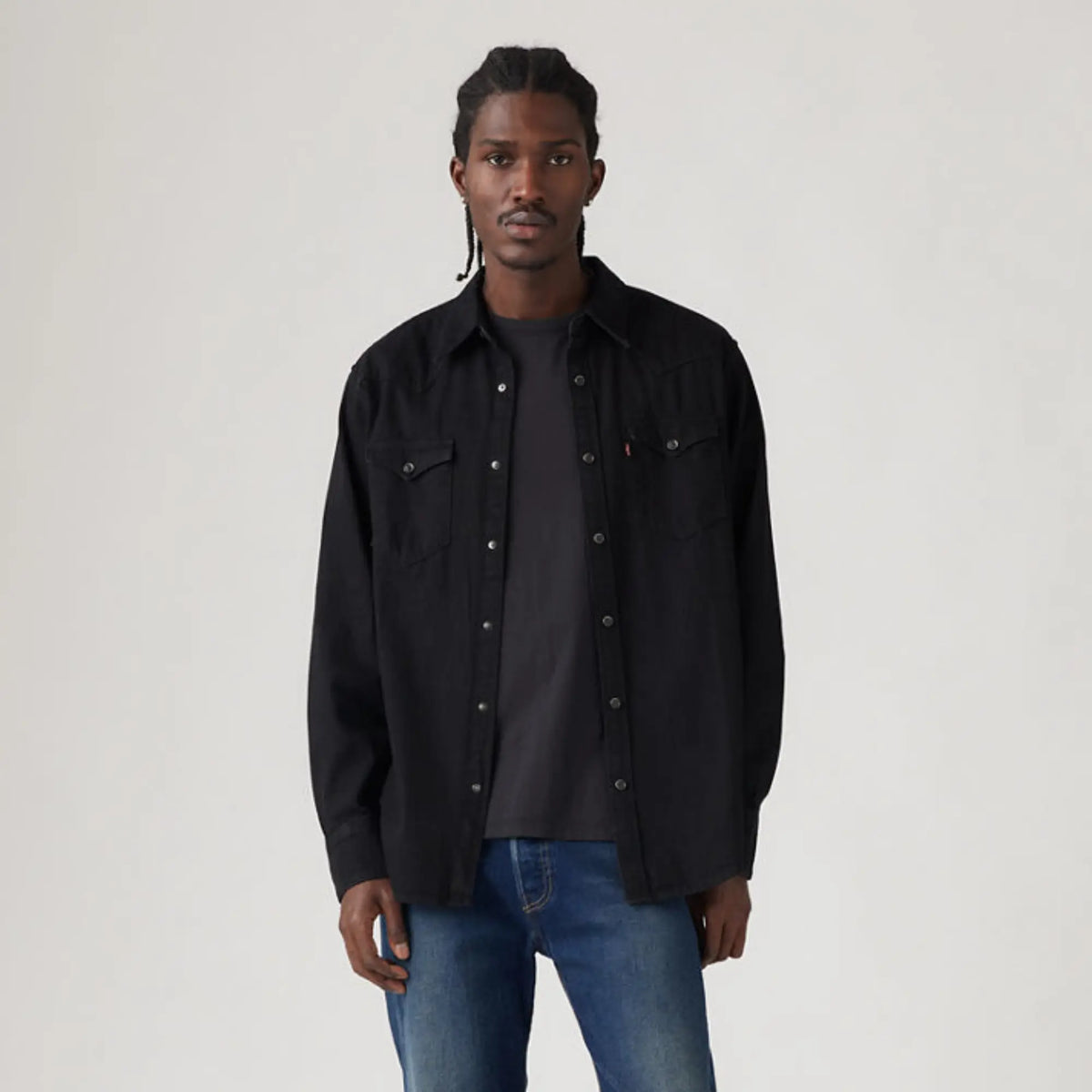 Chemise Western Barstow Marble Black Denim Rinse Levi's portée ouverte sur un t-shirt gris et un jean bleu