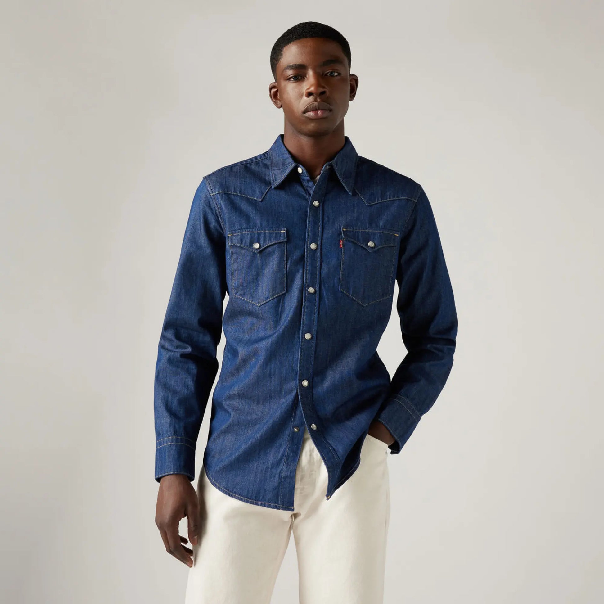 Chemise Western Barstow Red Cast Rinse Marbled Levi's portée ouverte avec un pantalon écru, vue de face