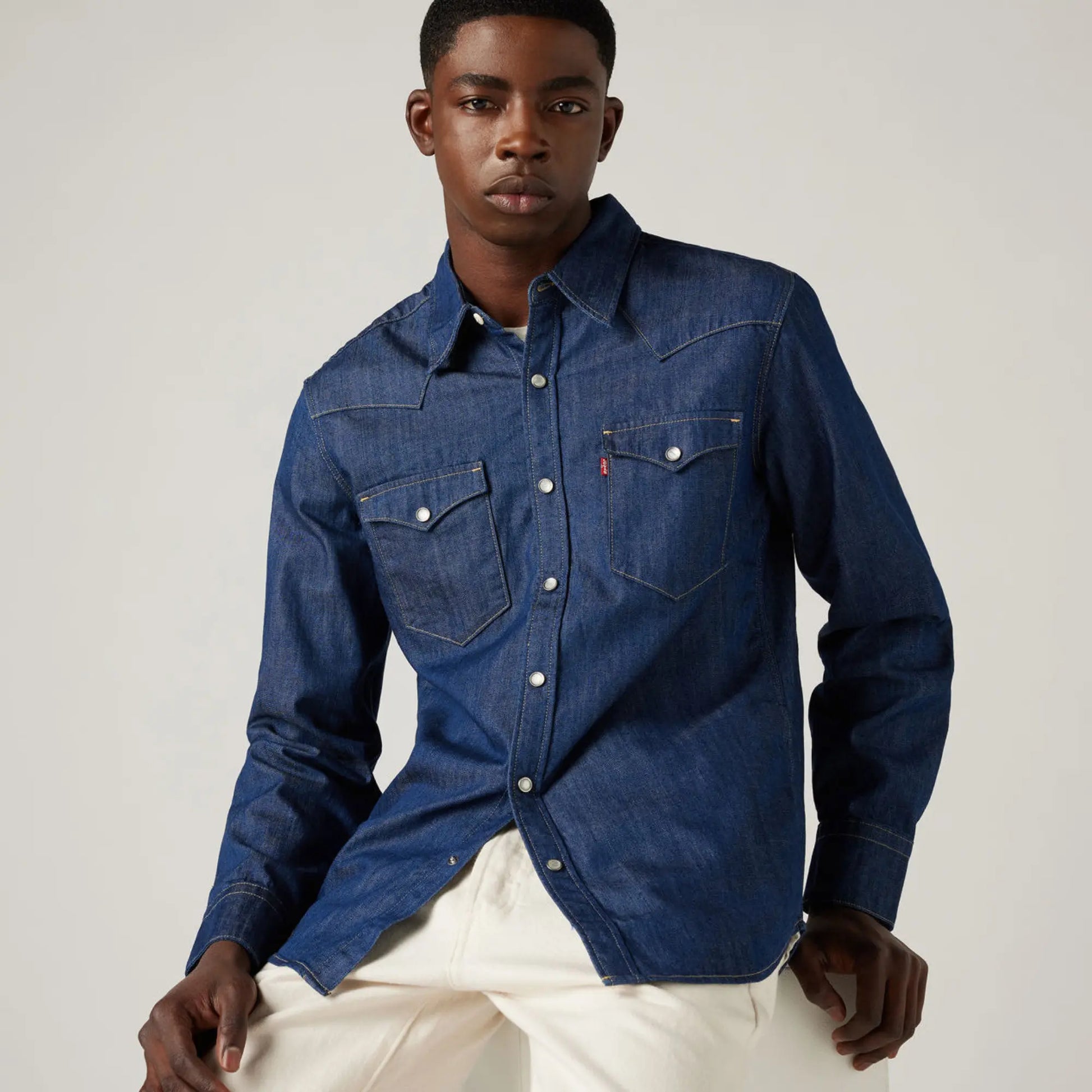 Chemise Western Barstow Red Cast Rinse Marbled Levi's portée fermée : deux poches poitrine et tab rouge Levi's