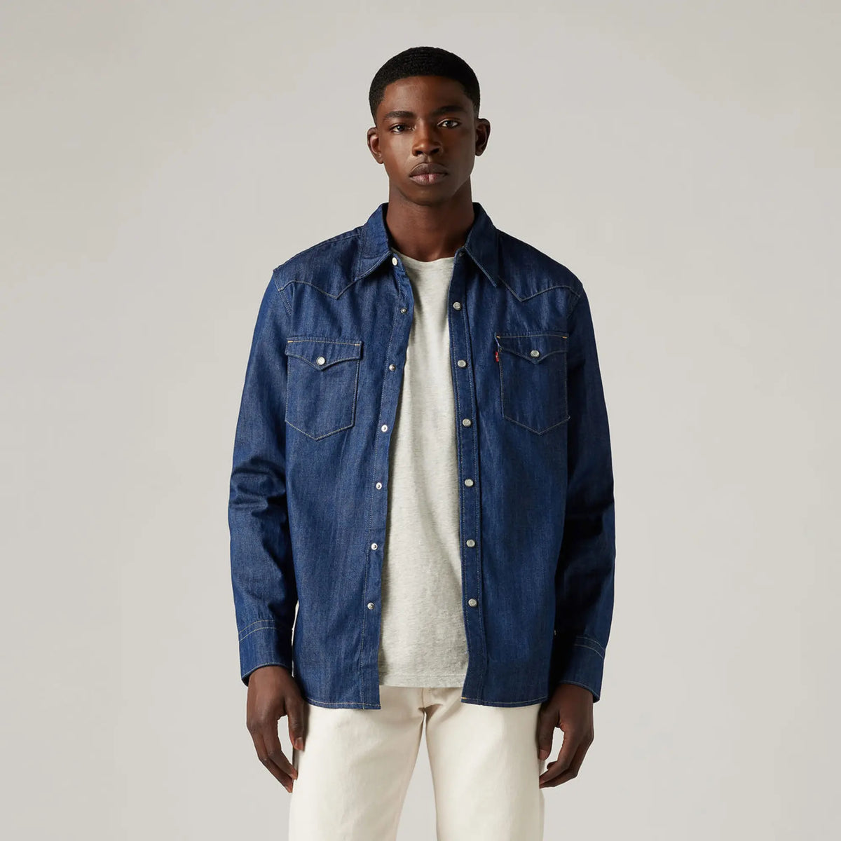 Chemise Western Barstow Red Cast Rinse Marbled Levi's portée ouverte sur un t-shirt gris chiné, en pied