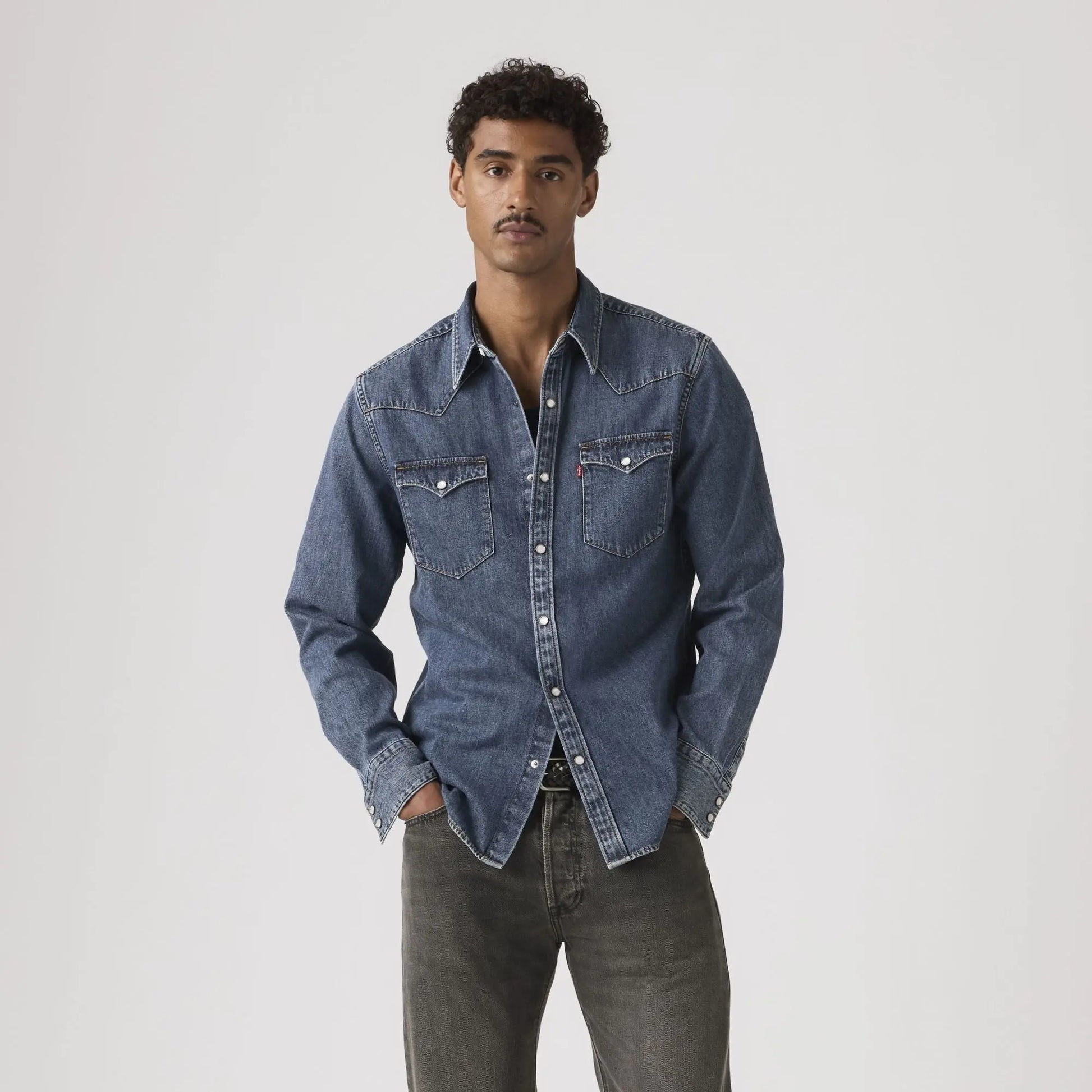 Homme portant la chemise Western Barstow Levi's Solucell Western ouverte sur un t-shirt noir et un jean gris