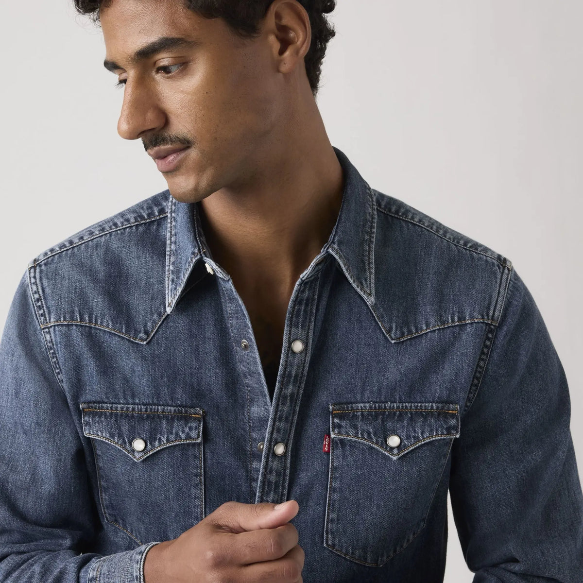 Détail porté de la chemise Barstow Levi's Solucell Western : empiècements en pointe et boutons-pression nacrés