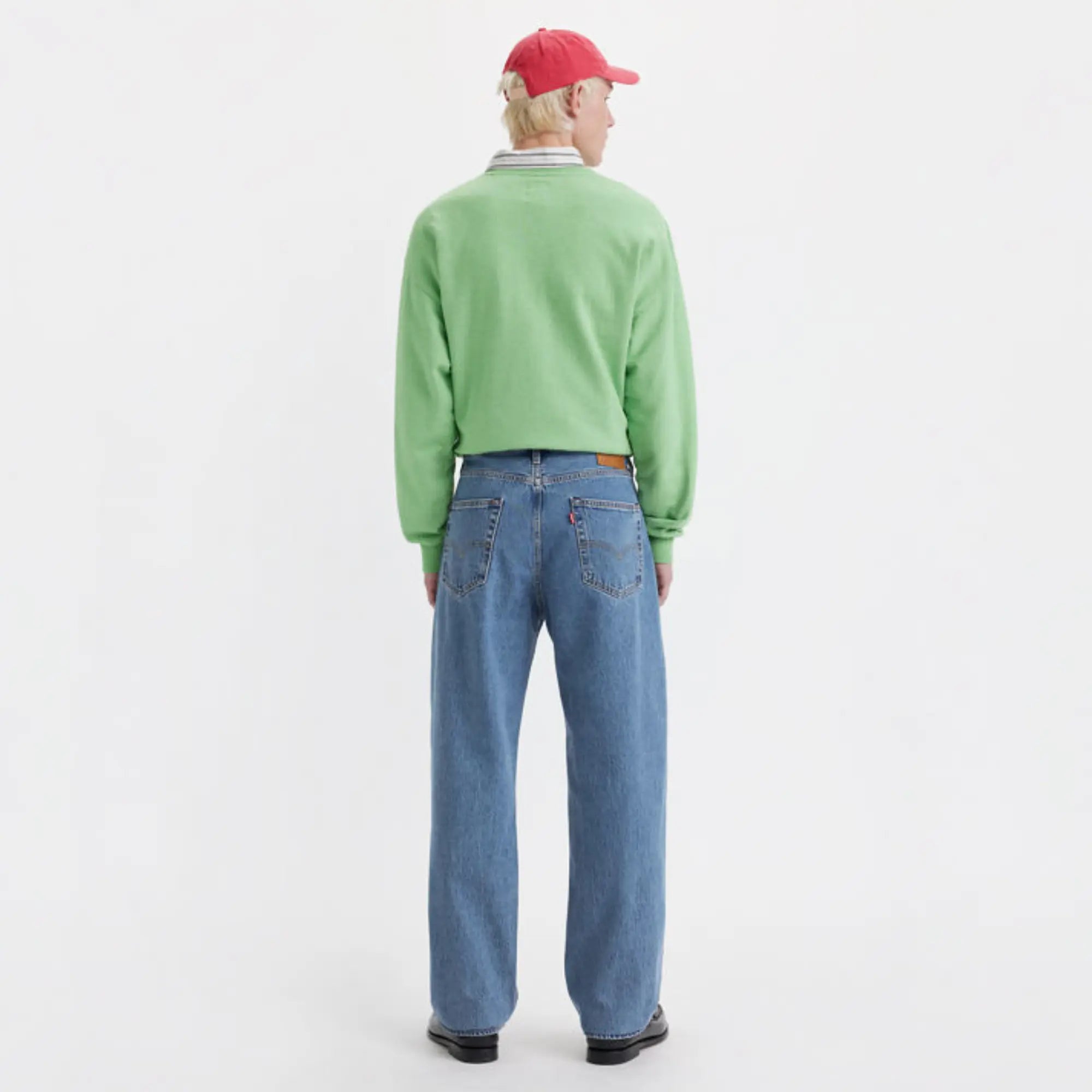 Jean Levi's 568 Loose Straight Blue Essentials vu de dos, poches arrière, patch cuir à la taille et tab rouge