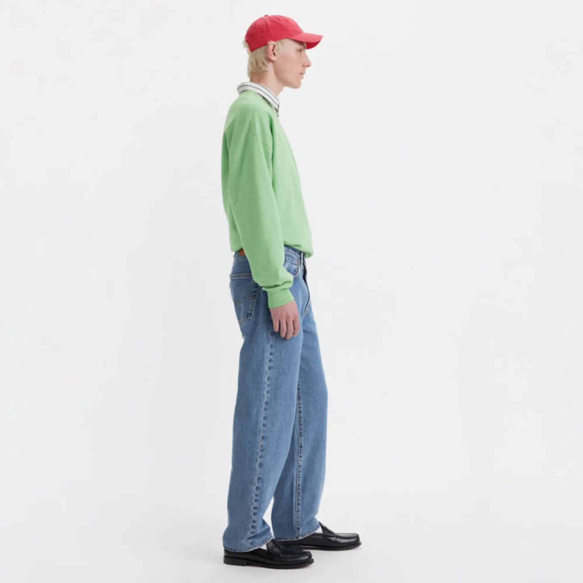 Jean Levi's 568 Loose Straight Blue Essentials vu de profil, jambe droite et ample de la cuisse à la cheville