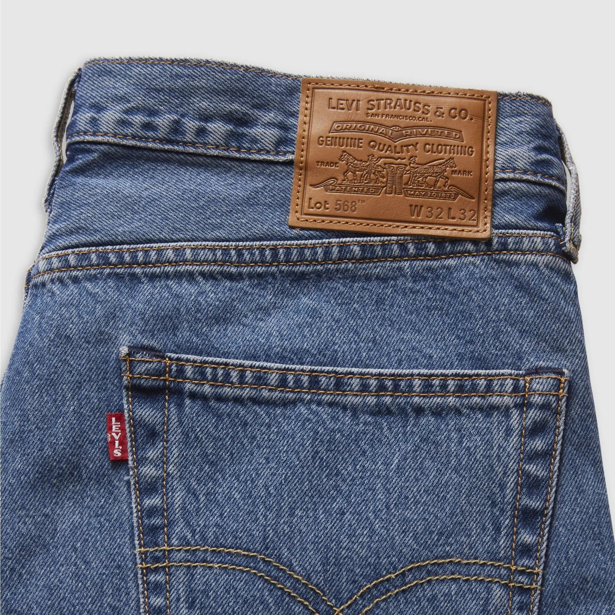 Détail du jean Levi's 568 Loose Straight Blue Essentials : patch cuir Lot 568 et tab rouge sur la poche arrière
