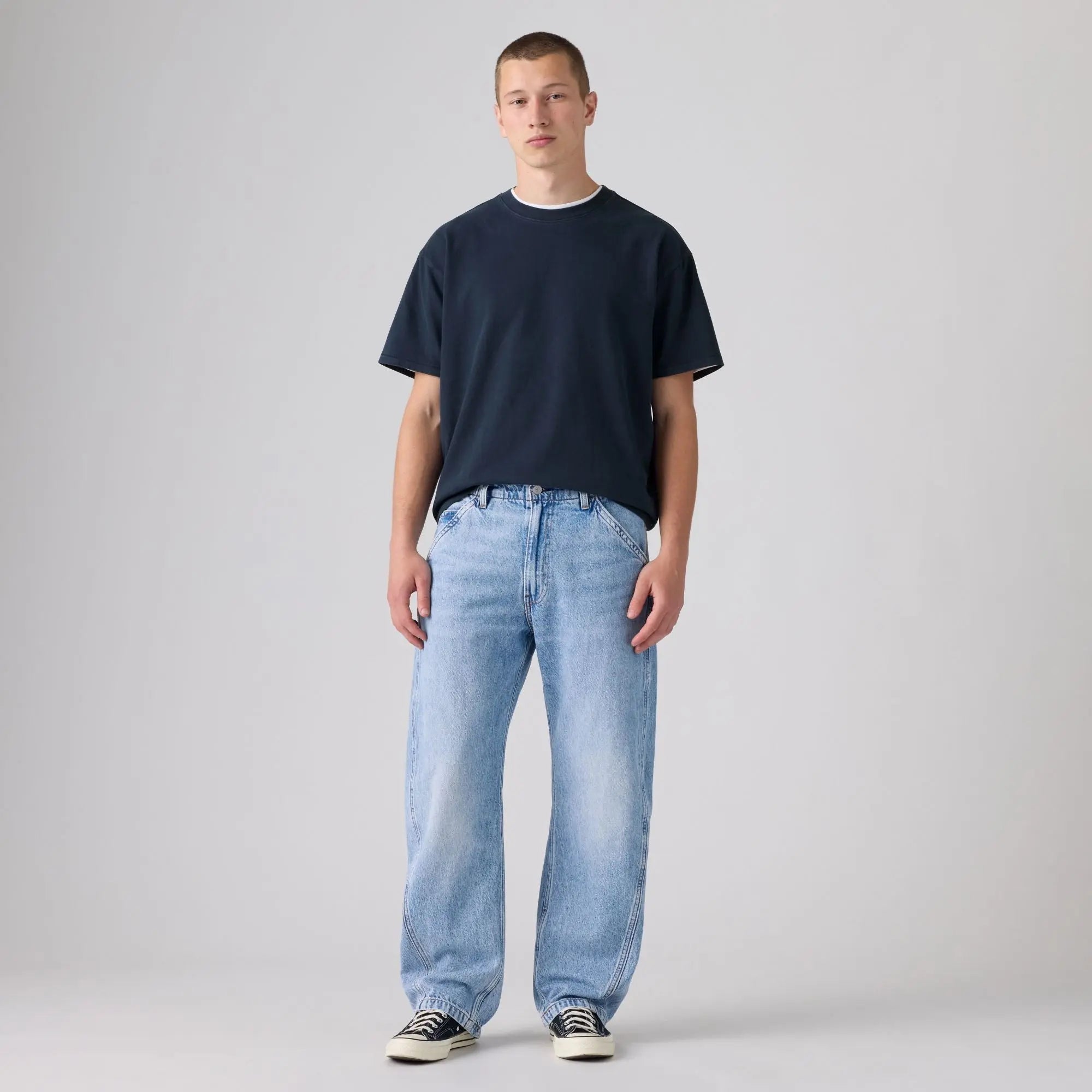 Jean Levi's Baggy Barrel Running The Race porté de face en pied, ourlet large sur baskets basses noires