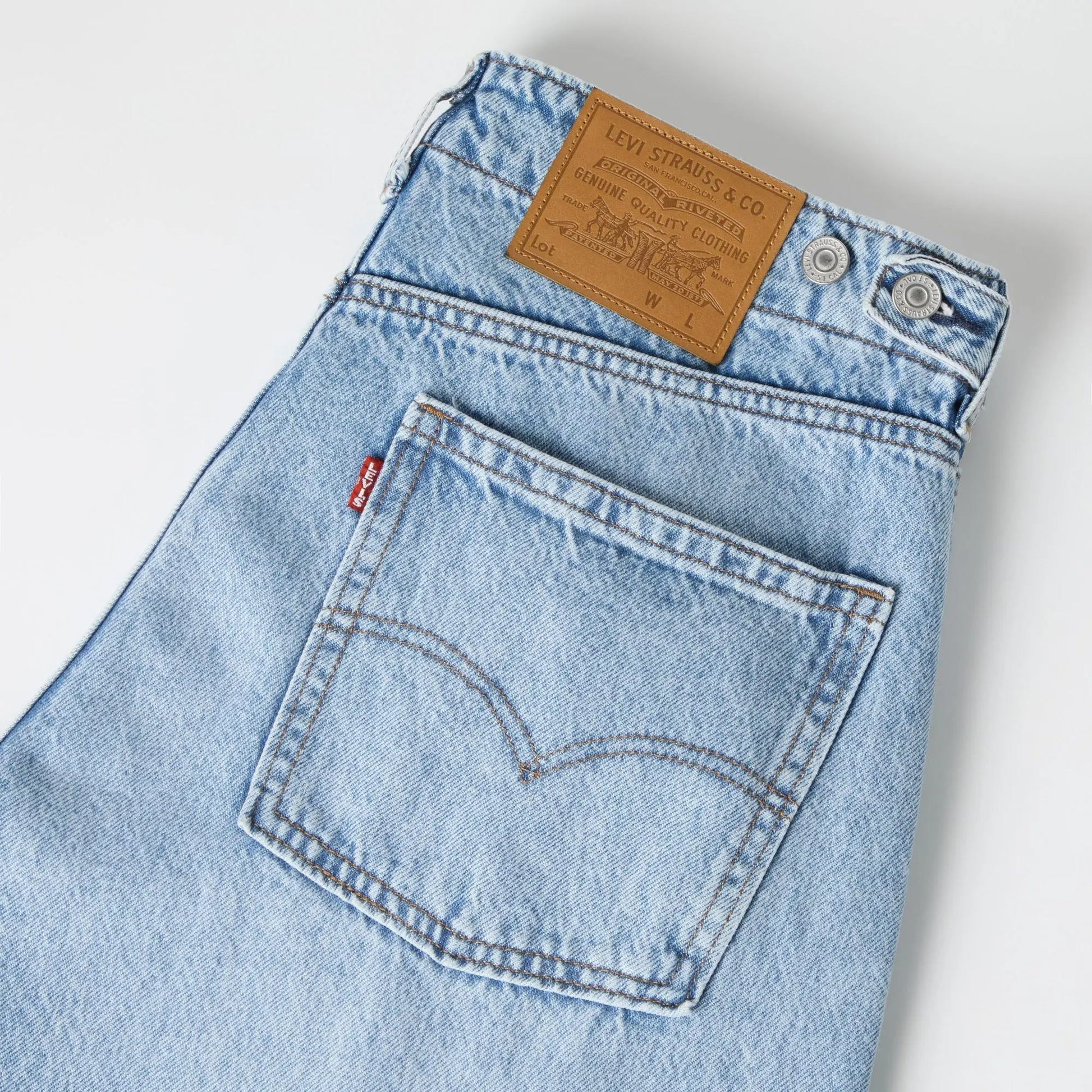 Détail du jean Levi's Baggy Barrel Running The Race : patch cuir Levi Strauss & Co, red tab et boutons de réglage de taille