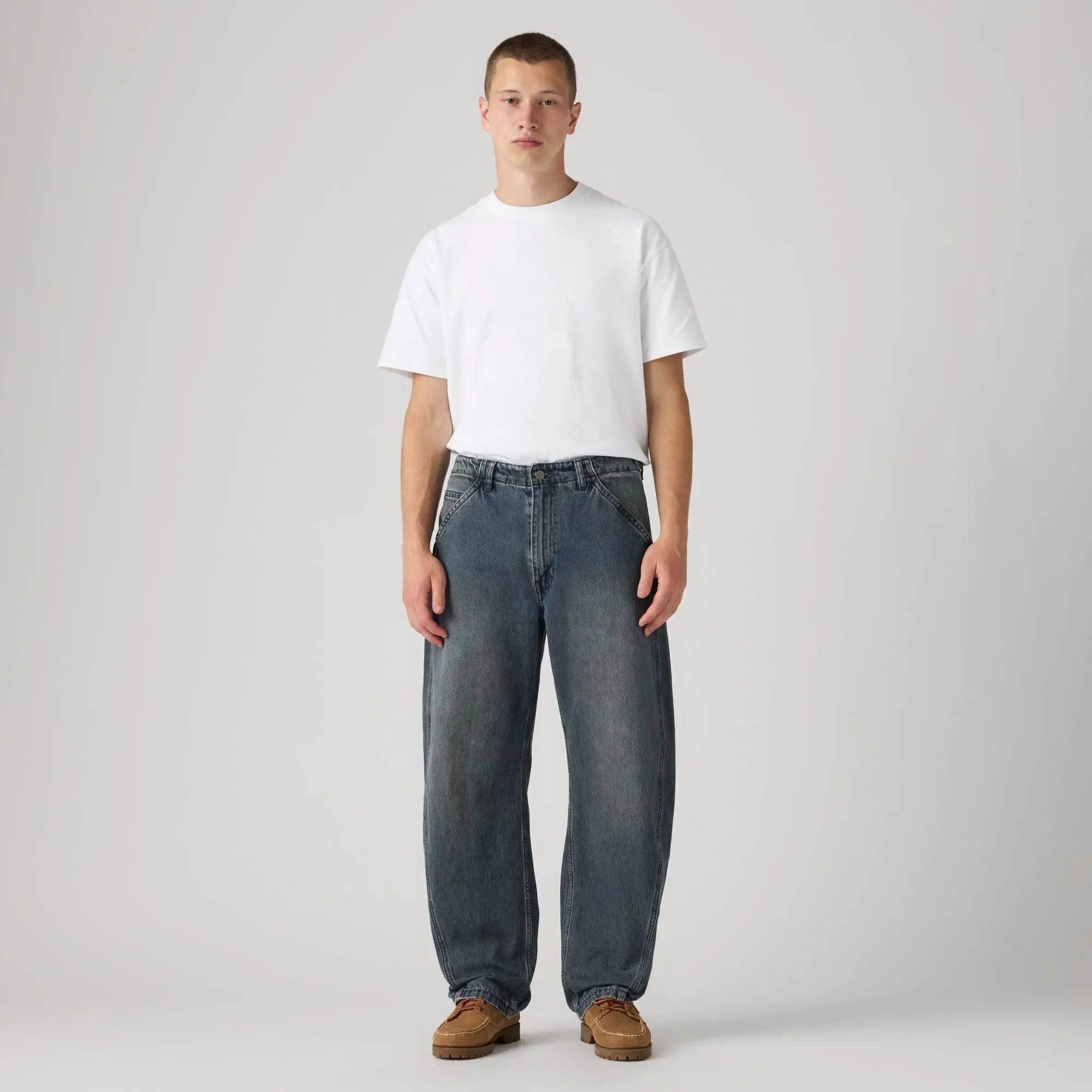 Jean Levi's Baggy Barrel Setting The Pace porté de face en pied, volume ample sur toute la jambe
