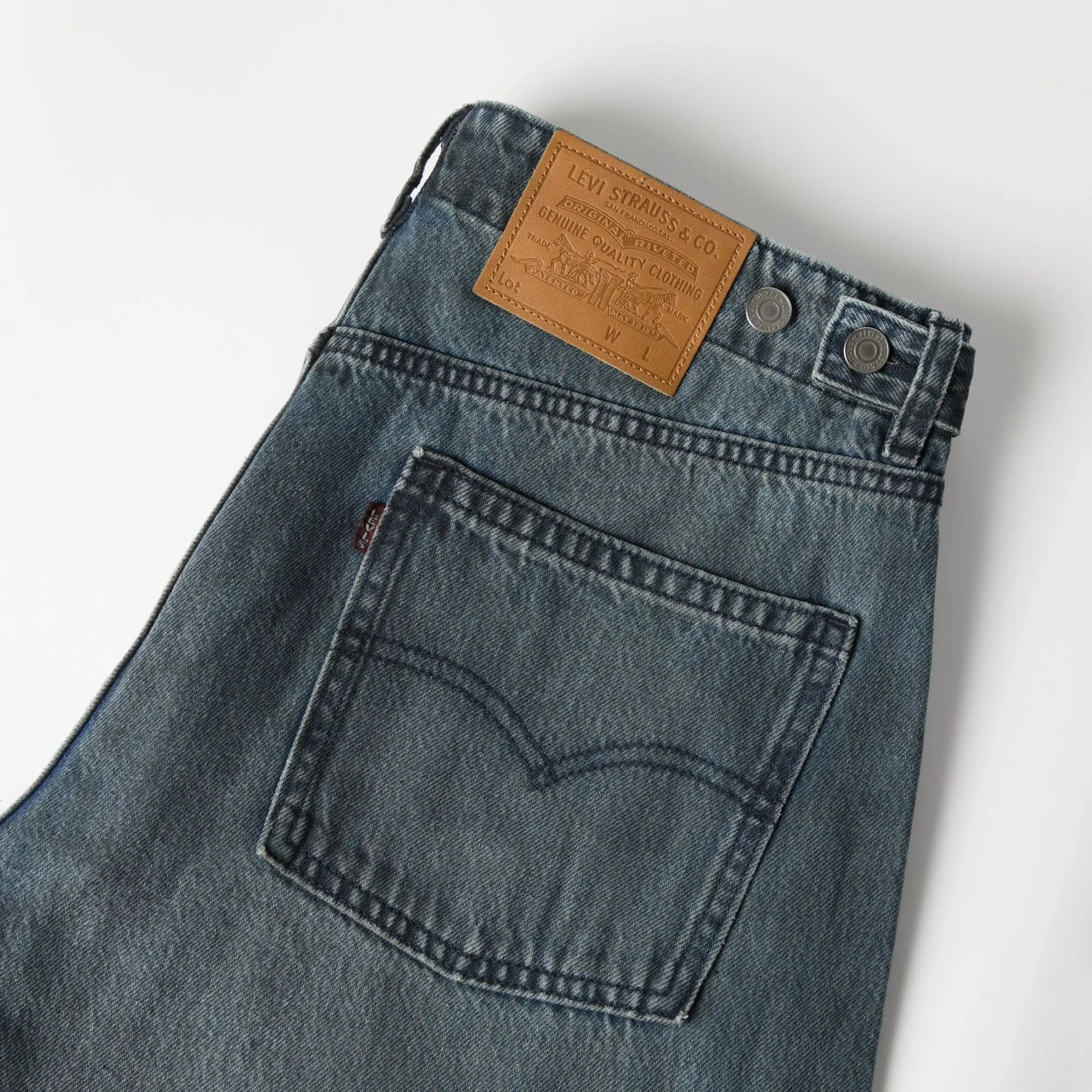 Détail du jean Levi's Baggy Barrel Setting The Pace : patch cuir Levi Strauss, tab rouge et poche arrière