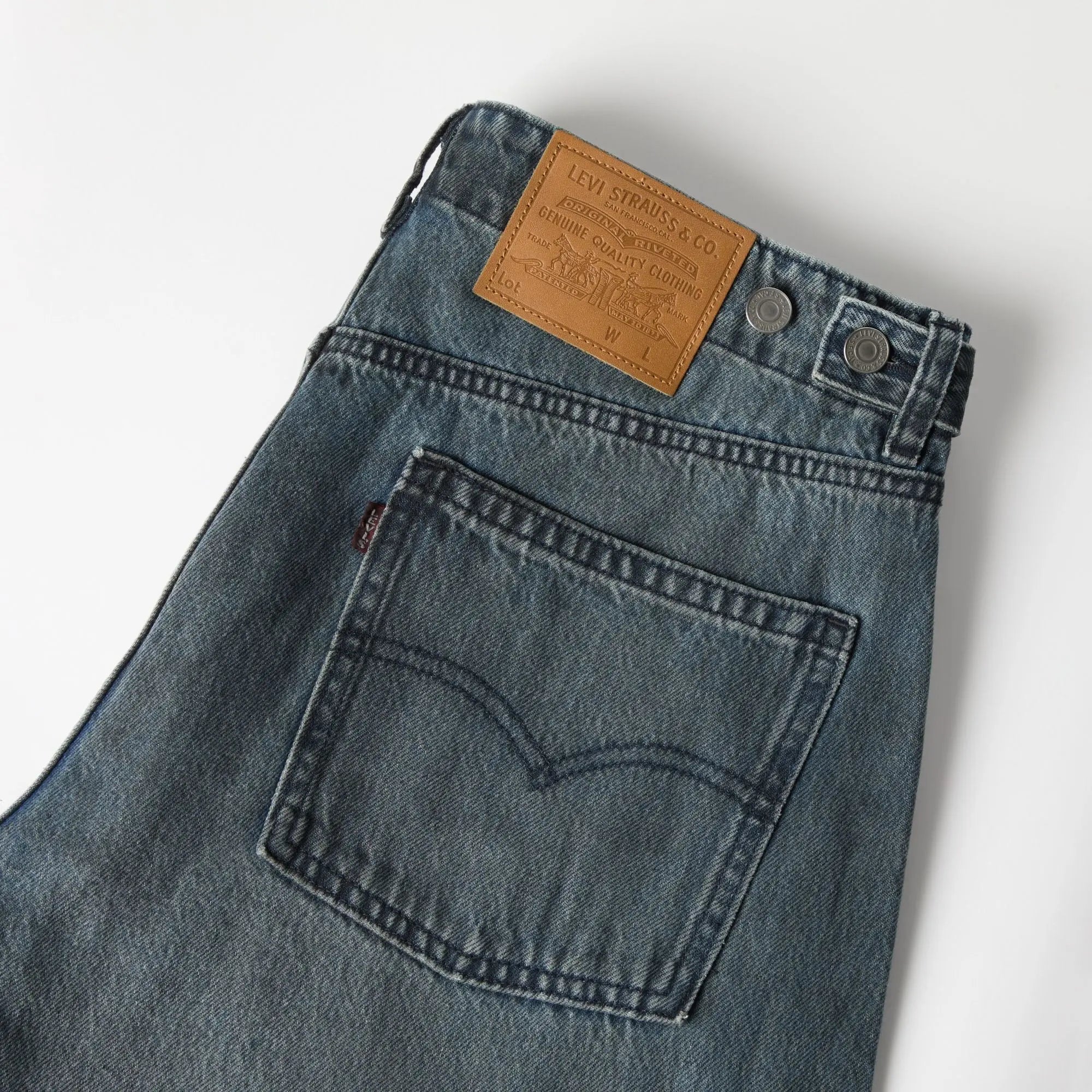 Détail du jean Levi's Baggy Barrel Setting The Pace : patch cuir Levi Strauss, tab rouge et poche arrière