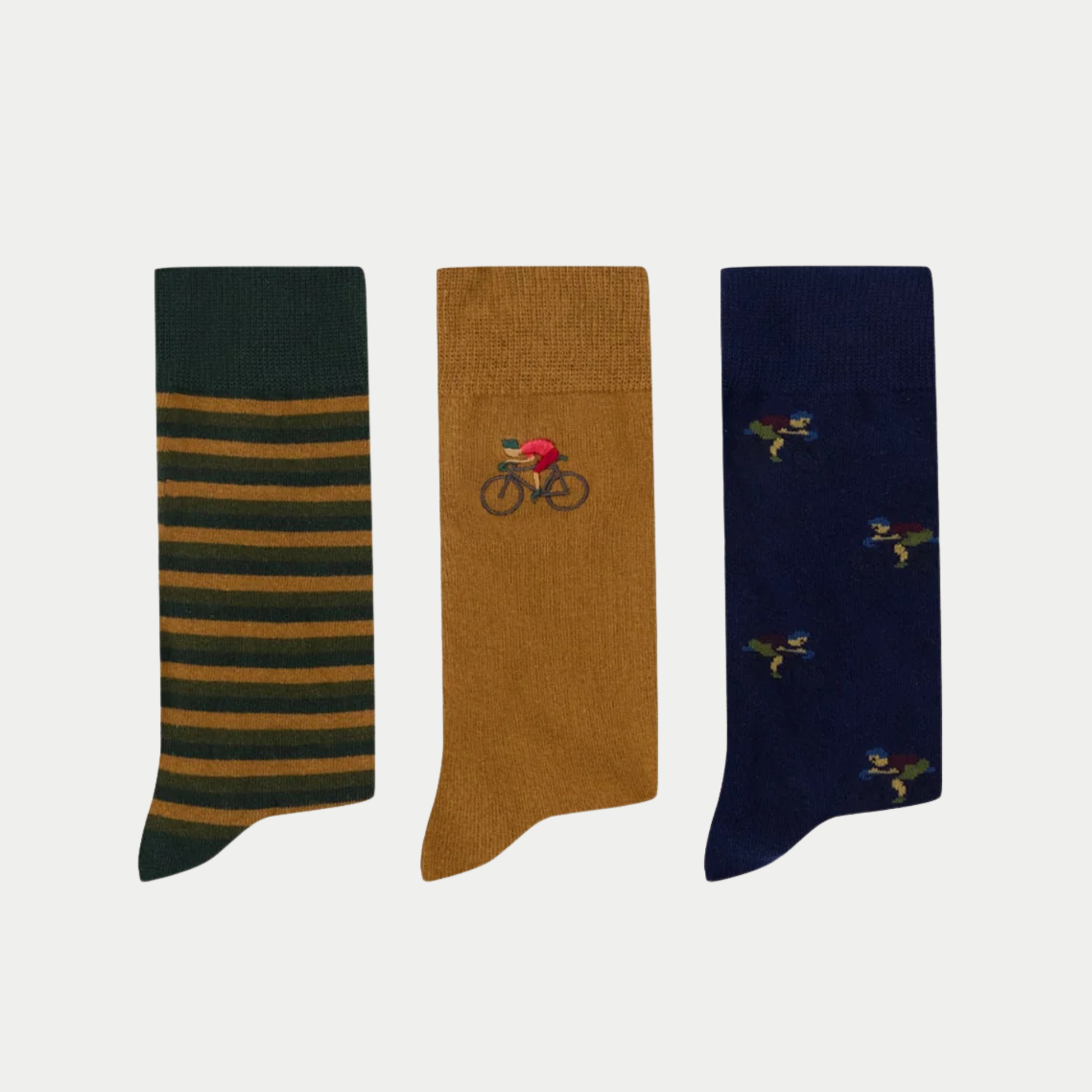 Pack de 3 paires de chaussettes Faguo kaki et camel posées à plat : une rayée, une unie brodée, une marine à motifs