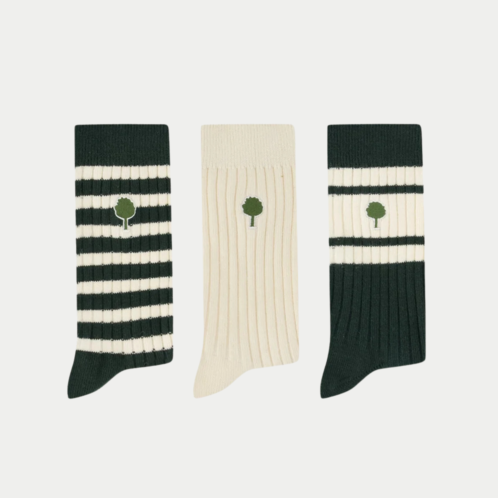 Les 3 paires de chaussettes Faguo à plat : rayée, écru unie et vert foncé à bandes, broderie arbre