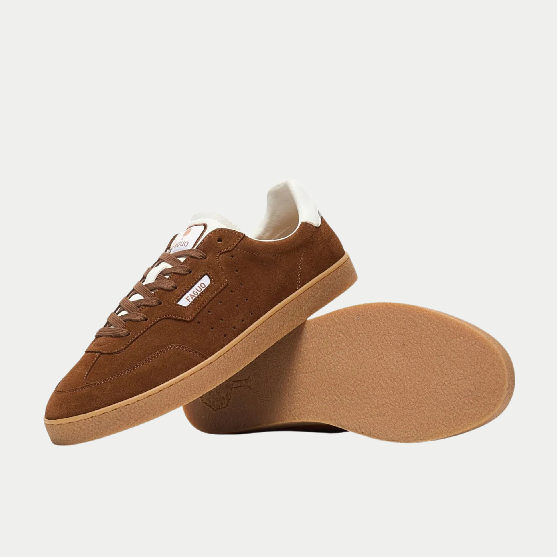 Baskets Lumbo camel Faguo, paire dont une chaussure retournée montrant la semelle gomme et l’arbre FAGUO