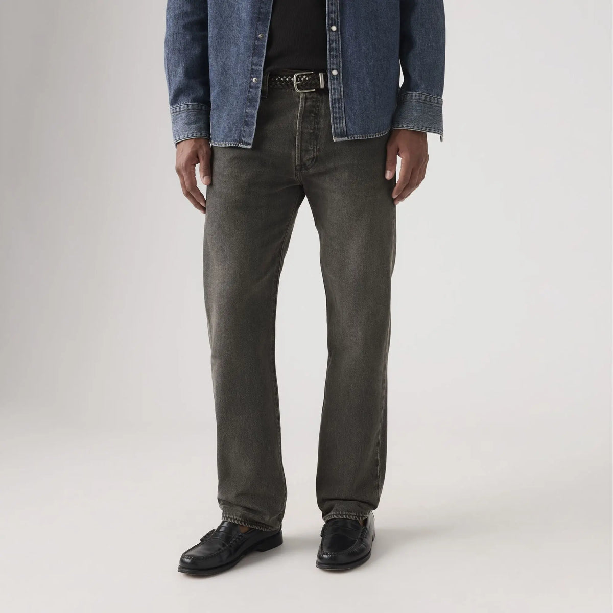 Jean Levi's 501 Original Oak Nights porté, cadrage taille-chevilles de face, jambe droite