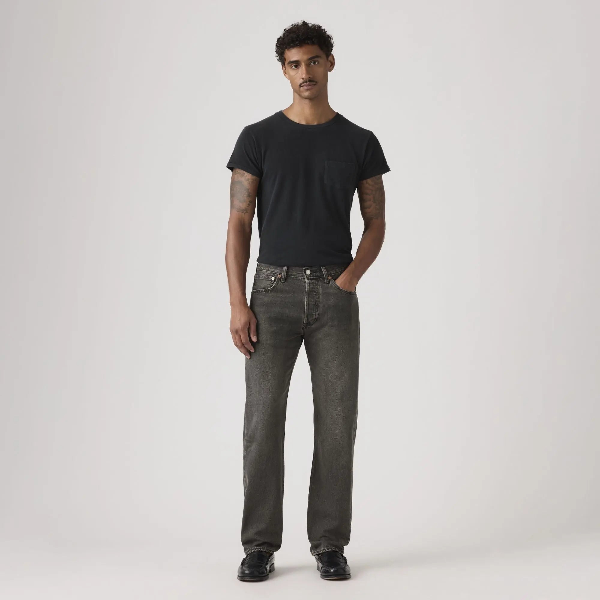 Jean Levi's 501 Original Oak Nights porté avec un T-shirt noir, silhouette complète de face