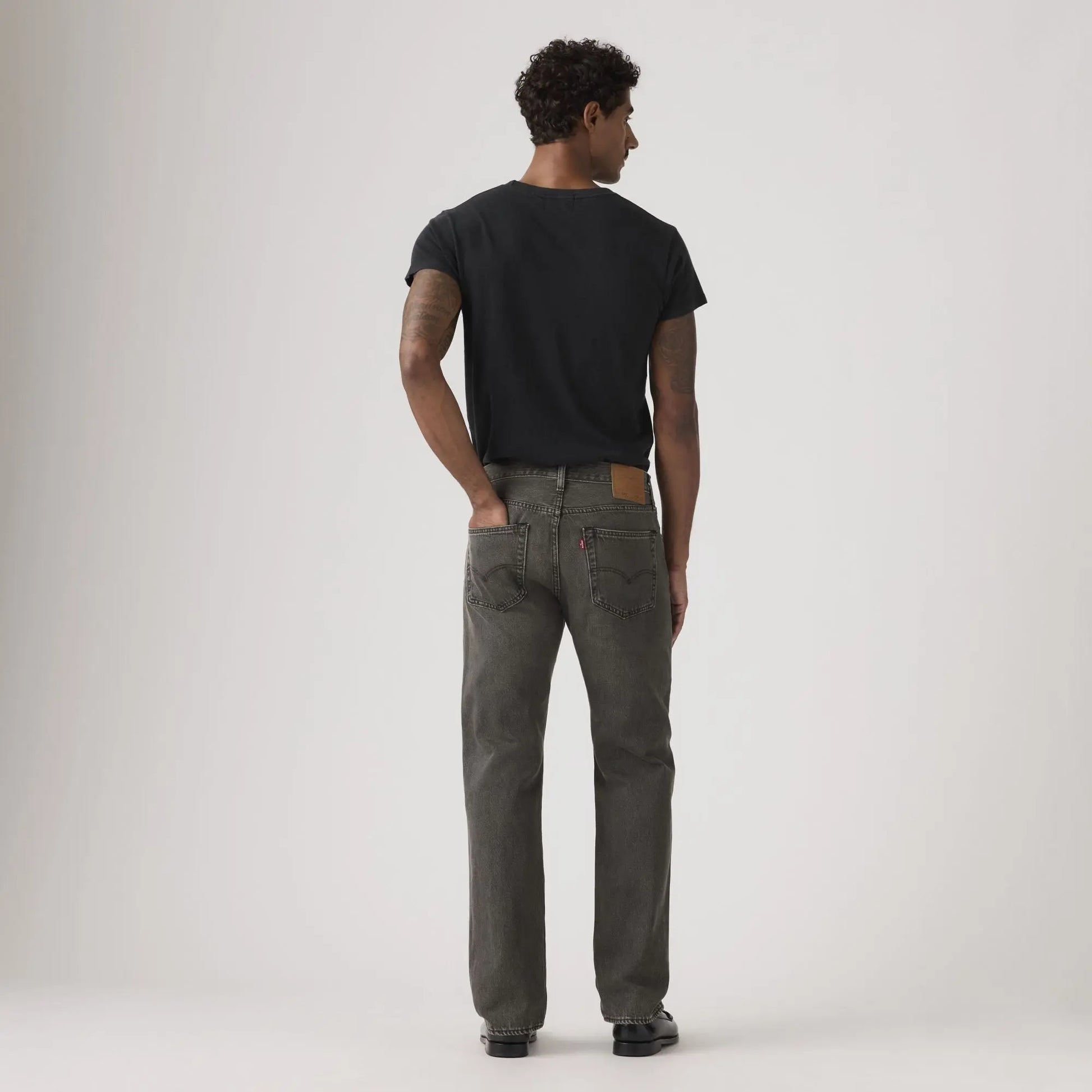 Jean Levi's 501 Original Oak Nights vu de dos : poches arrière, patch cuir et étiquette rouge Levi's