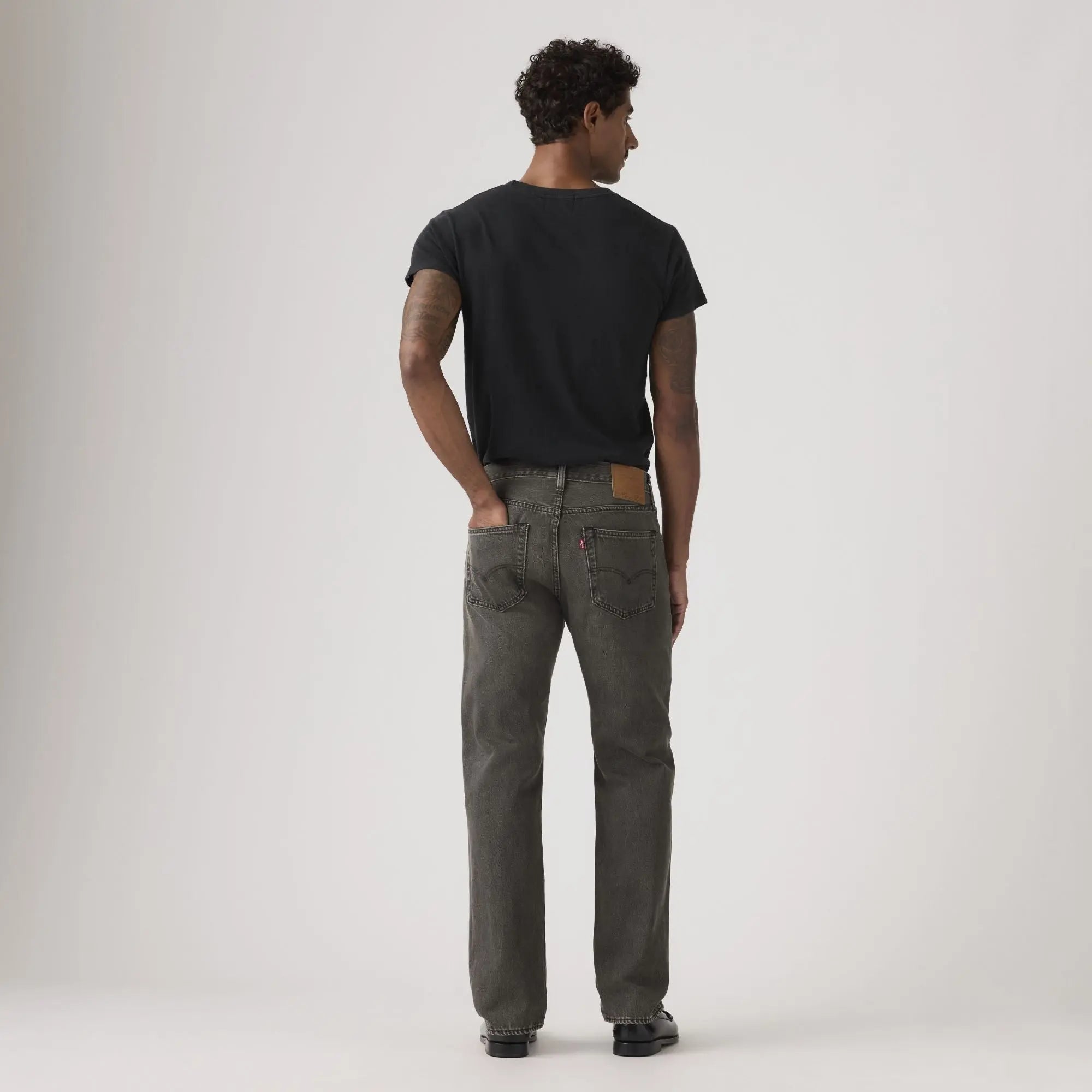 Jean Levi's 501 Original Oak Nights vu de dos : poches arrière, patch cuir et étiquette rouge Levi's