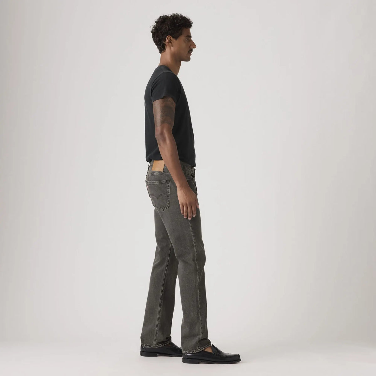 Jean Levi's 501 Original Oak Nights vu de profil, coupe droite du bassin à l'ourlet