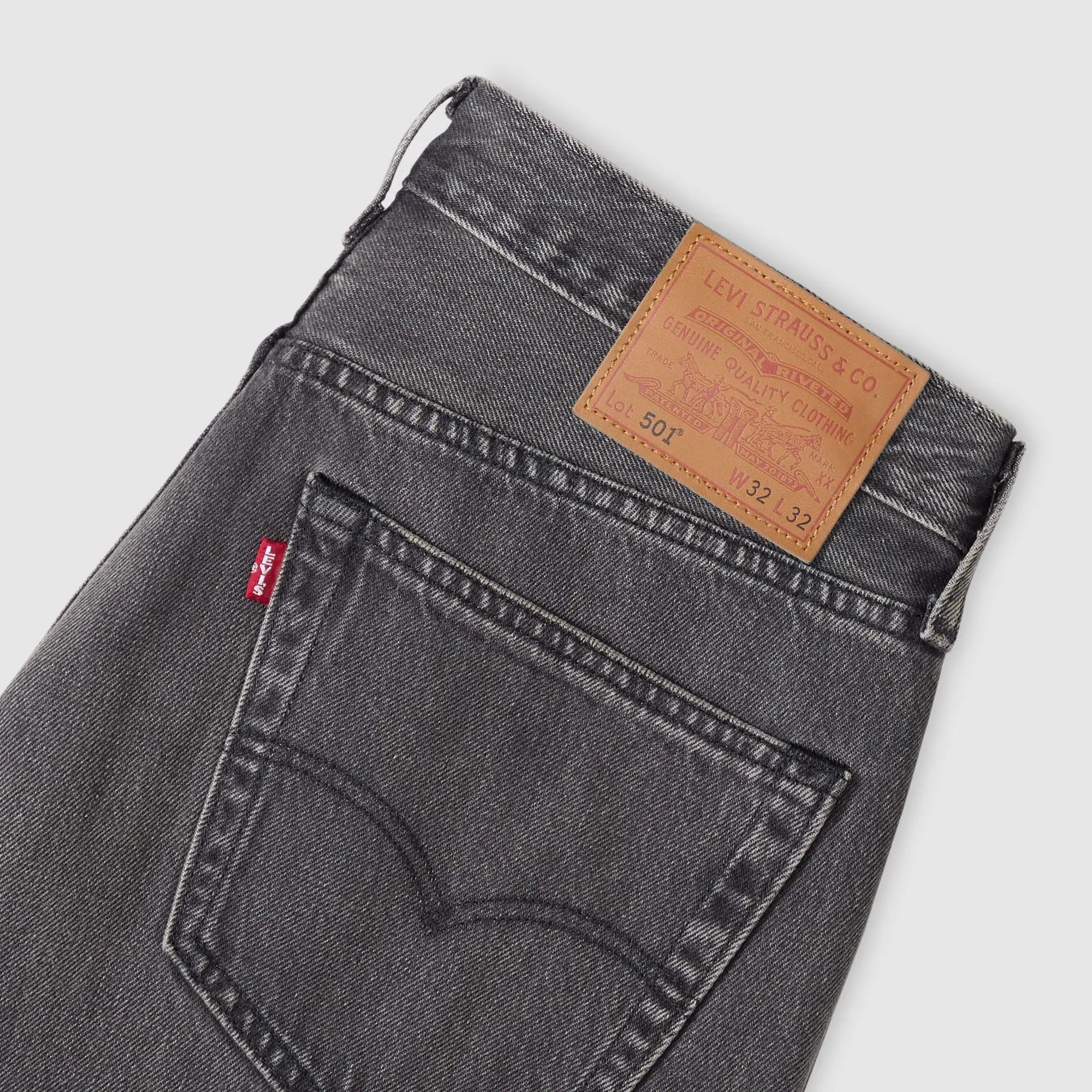 Détail de la poche arrière du Levi's 501 Original Oak Nights : patch cuir Levi Strauss et red tab