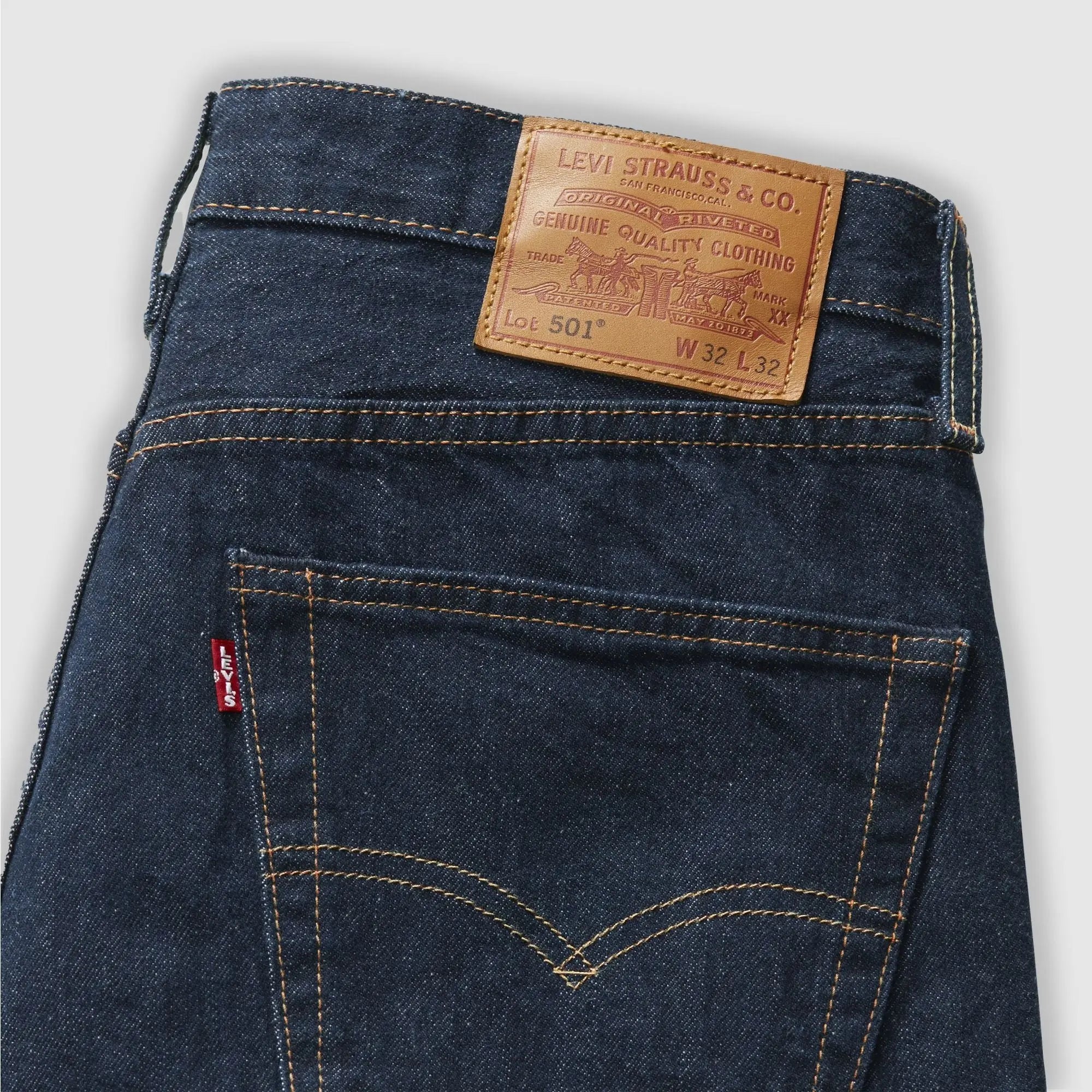 Détail du jean Levi's 501 Original One Wash : patch cuir Lot 501, étiquette rouge et arcuate surpiqué