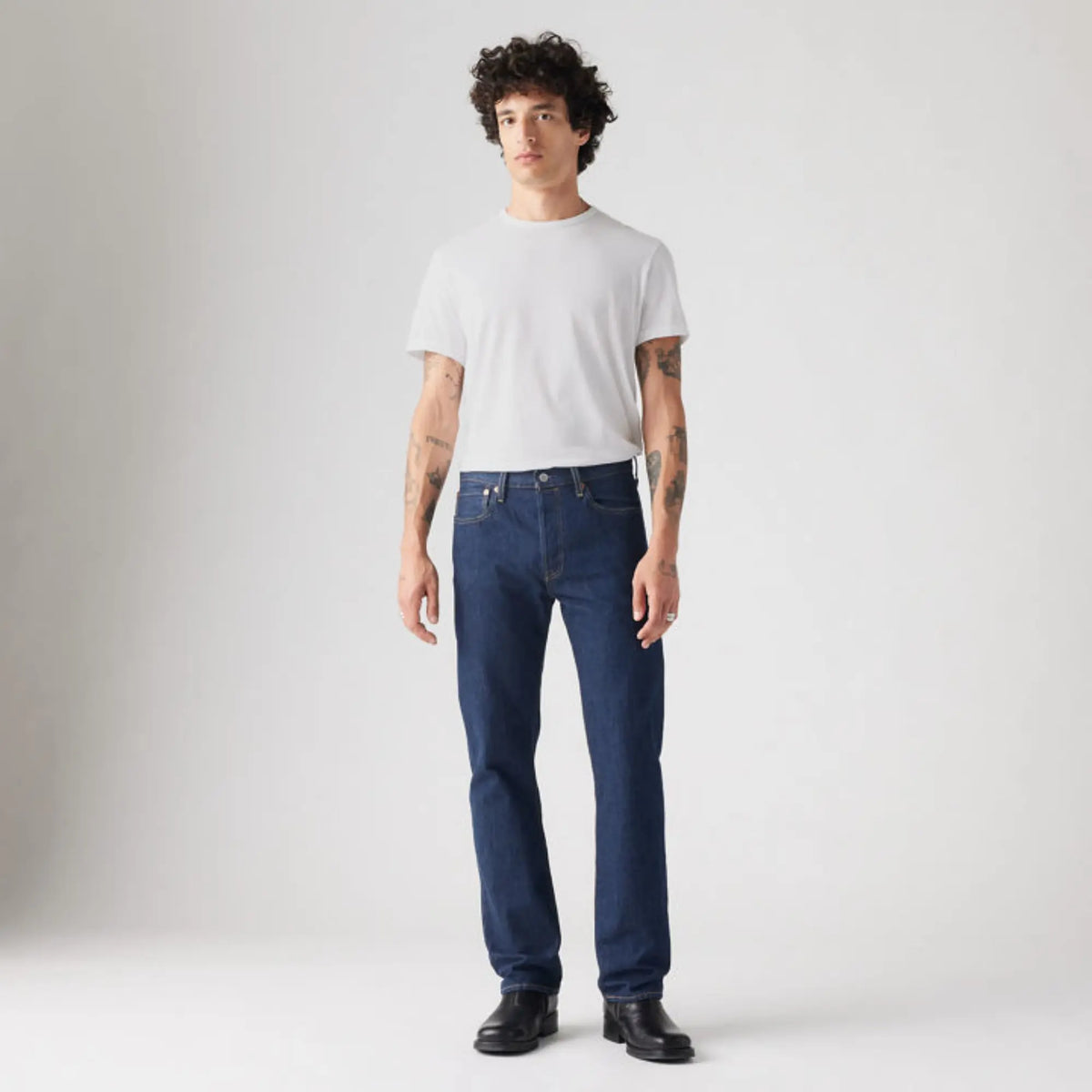 Jean Levi's 501 Original One Wash porté de face, coupe droite indigo foncé et t-shirt blanc