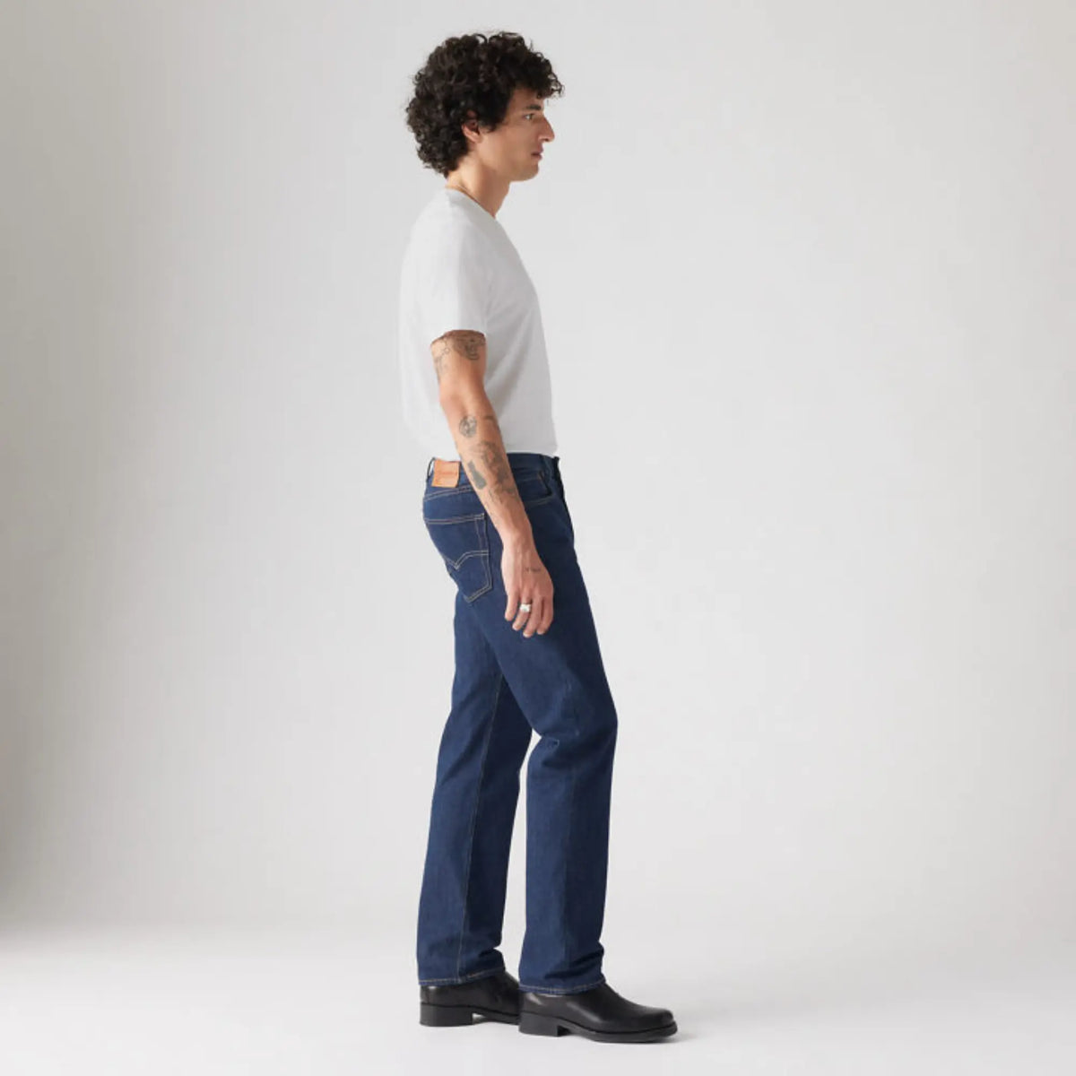 Jean Levi's 501 Original One Wash vu de profil, jambe droite et couture latérale du denim indigo