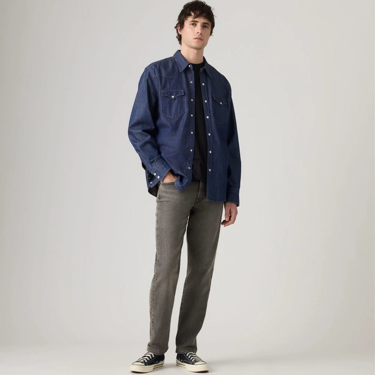 Jean Levi's 502 Taper Granite Shadow porté avec une surchemise en denim brut et des baskets montantes noires